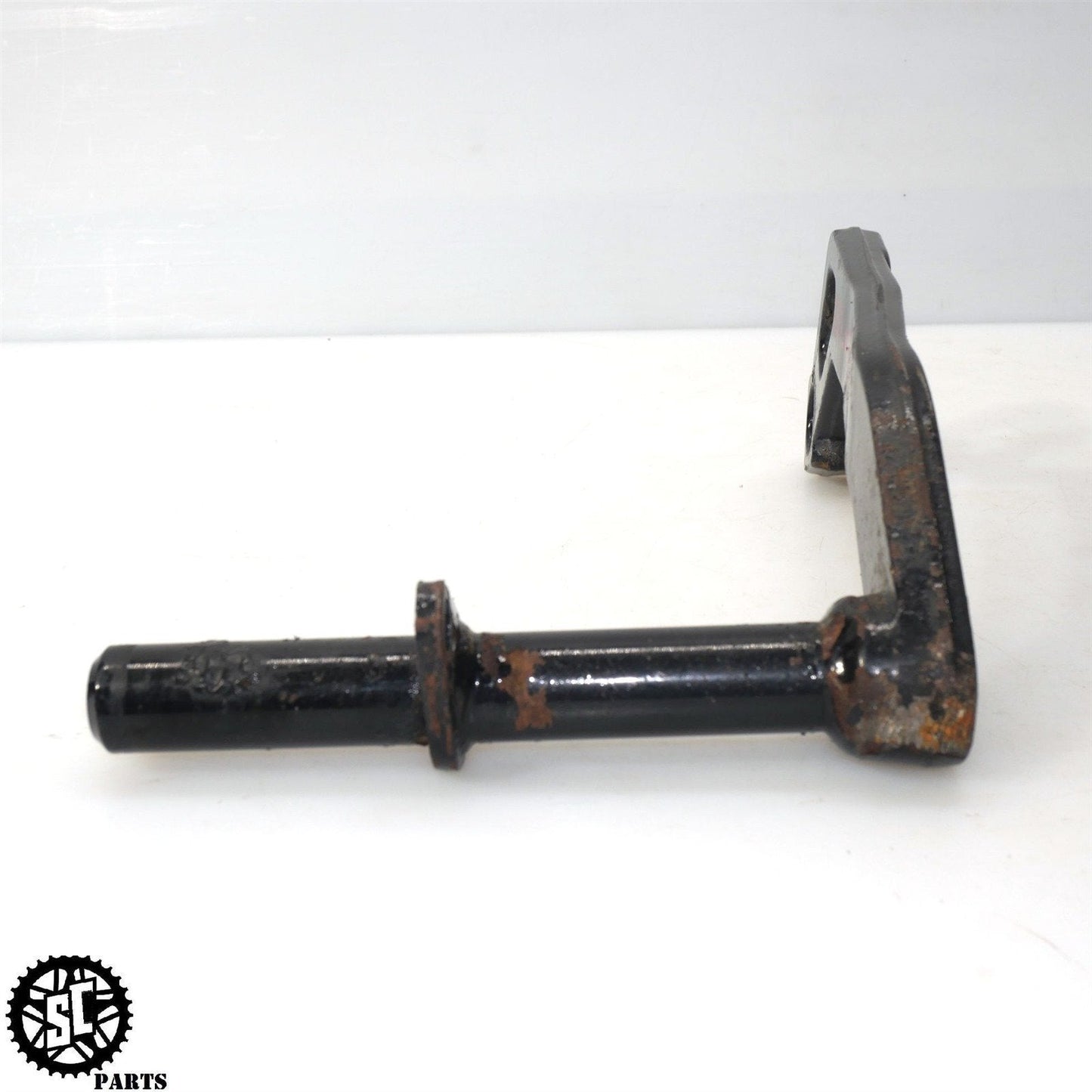 2005 HARLEY-DAVIDSON DYNA REAR PASSENGER LEFT SIDE FOOT PEG BRACKET HD05