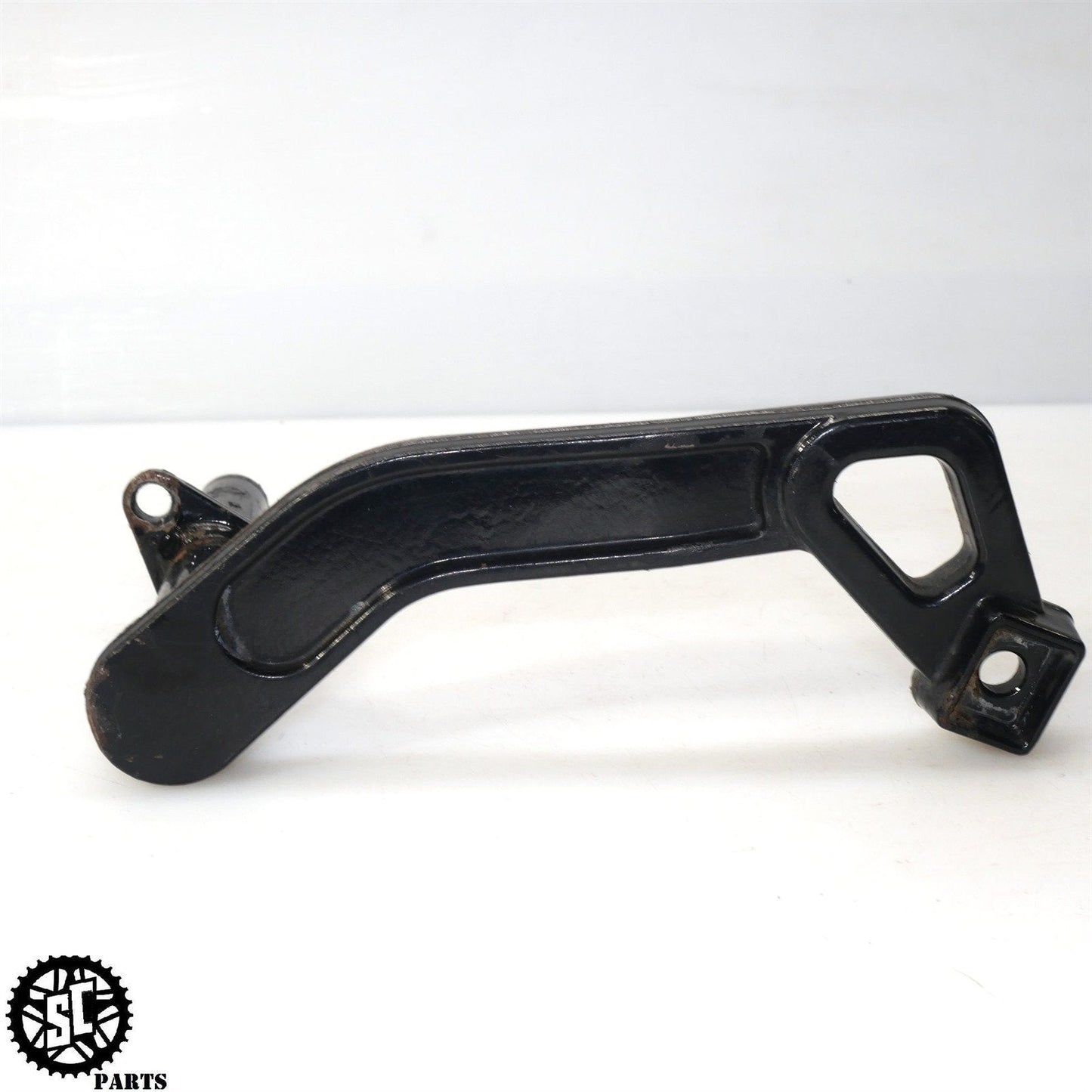 2005 HARLEY-DAVIDSON DYNA REAR PASSENGER LEFT SIDE FOOT PEG BRACKET HD05