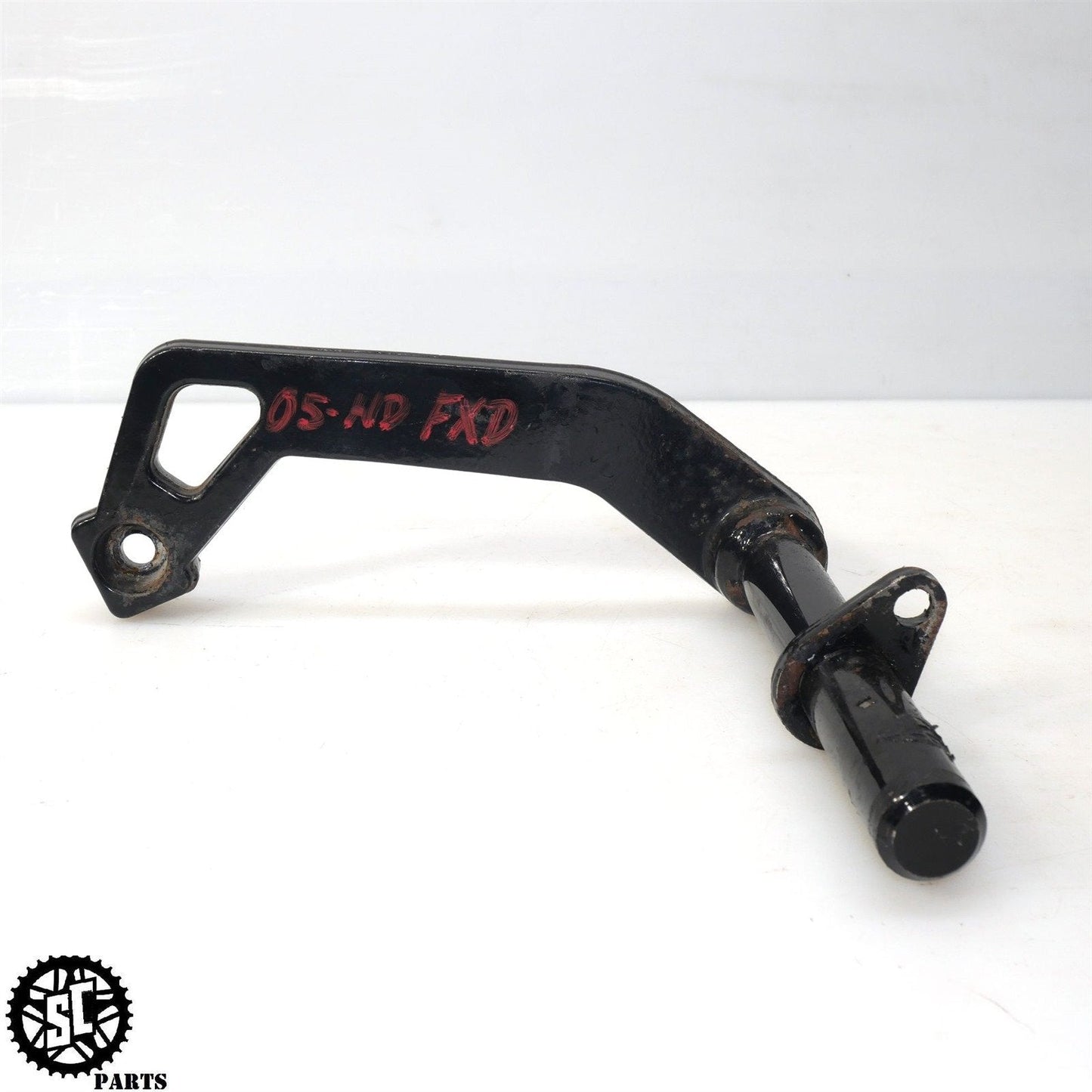 2005 HARLEY-DAVIDSON DYNA REAR PASSENGER LEFT SIDE FOOT PEG BRACKET HD05