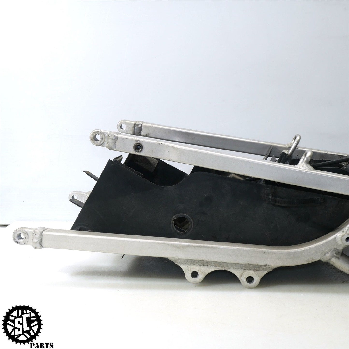 01 - 03 2002 SUZUKI GSXR600 REAR SUBFRAME BATTERY TRAY S36 - SALVAGECYCLEPARTS