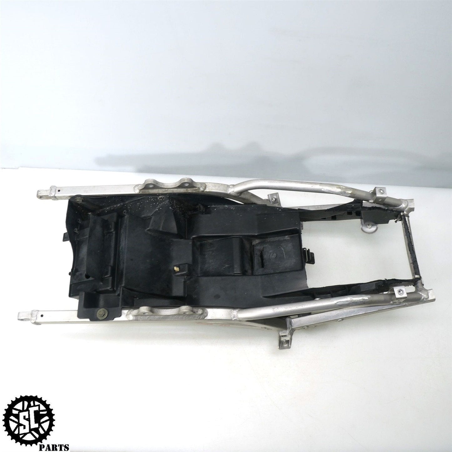 01 - 03 2002 SUZUKI GSXR600 REAR SUBFRAME BATTERY TRAY S36 - SALVAGECYCLEPARTS