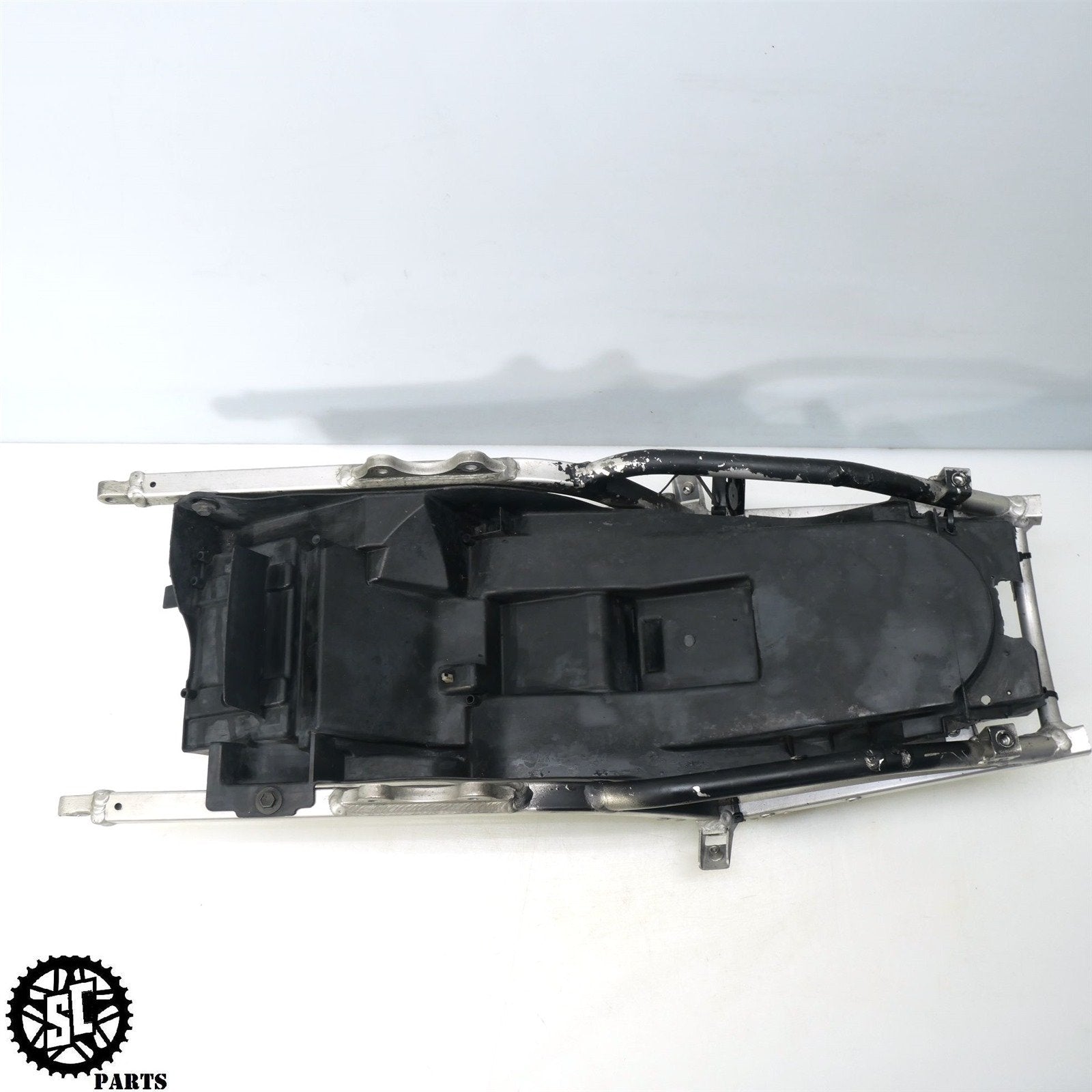 01 - 03 SUZUKI GSXR 600 REAR SUBFRAME BATTERY TRAY S30 - SALVAGECYCLEPARTS