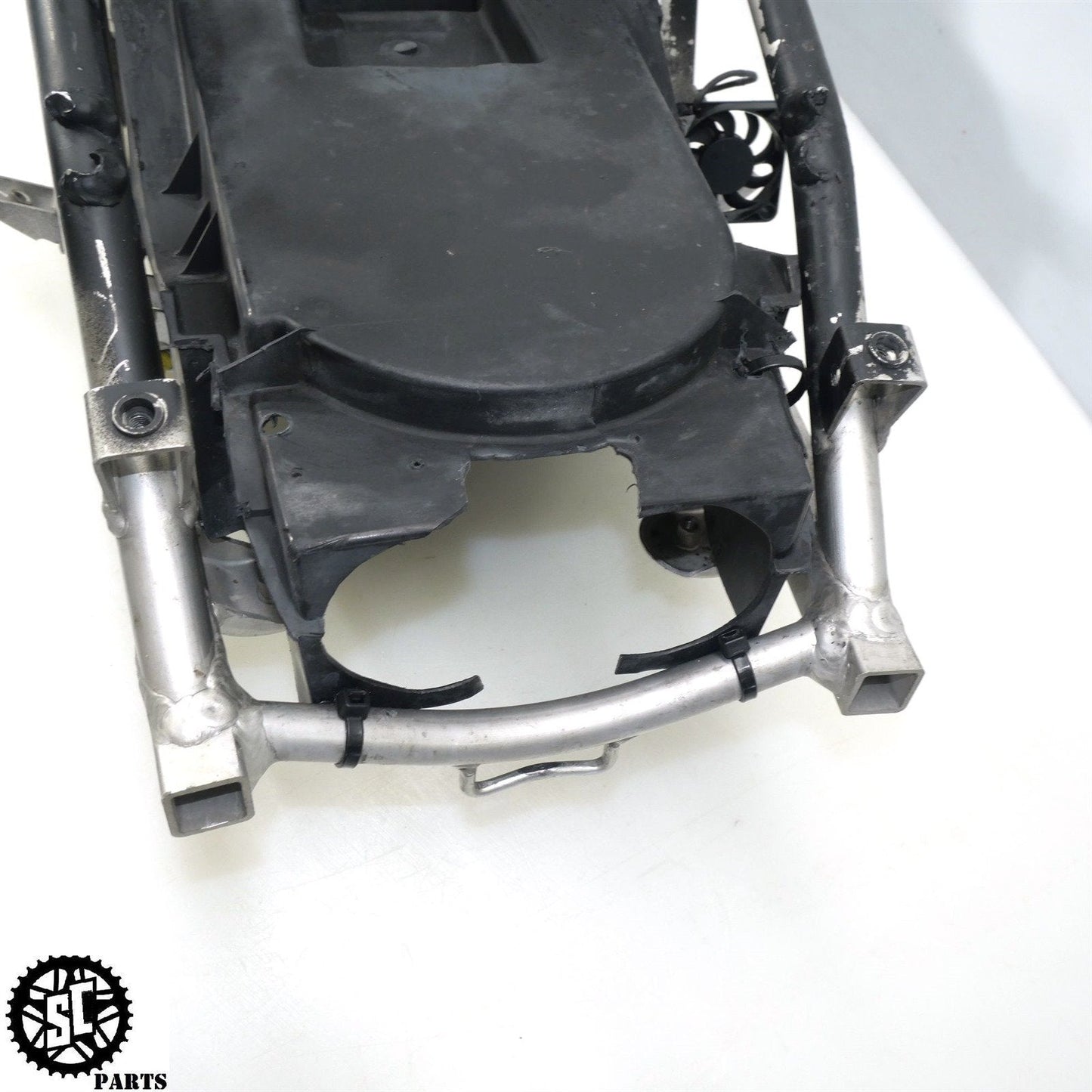 01 - 03 SUZUKI GSXR 600 REAR SUBFRAME BATTERY TRAY S30 - SALVAGECYCLEPARTS