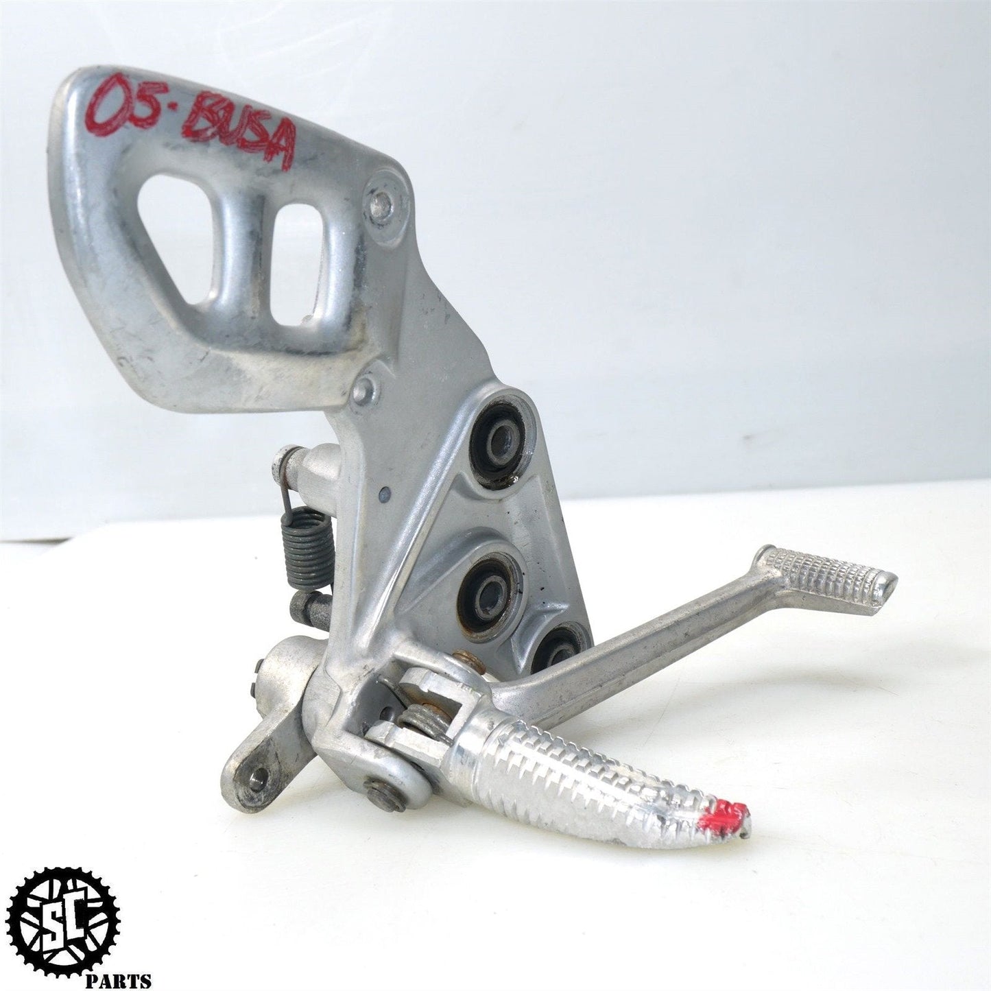 01 - 07 2005 SUZUKI HAYABUSA RIGHT REARSET FOOT PEG BRAKE PEDAL S65 - SALVAGECYCLEPARTS