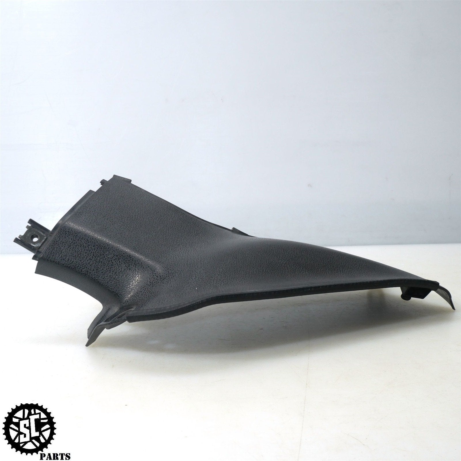 01 - 07 SUZUKI HAYABUSA INNER AIR DUCT COVER FAIRING PANEL S42 - SALVAGECYCLEPARTS