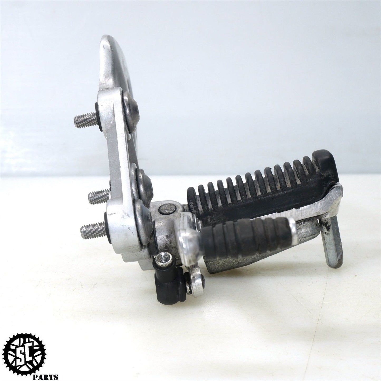 01 - 07 SUZUKI HAYABUSA LEFT REARSET FRONT FOOT PEG S42 - SALVAGECYCLEPARTS