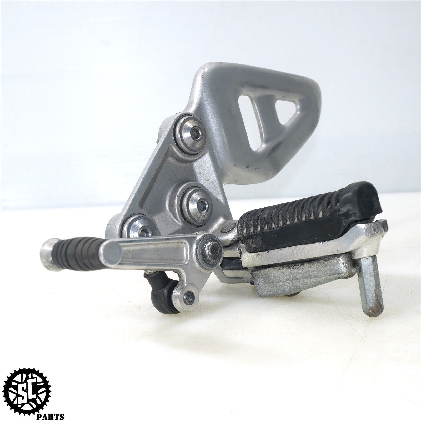 01 - 07 SUZUKI HAYABUSA LEFT REARSET FRONT FOOT PEG S42 - SALVAGECYCLEPARTS