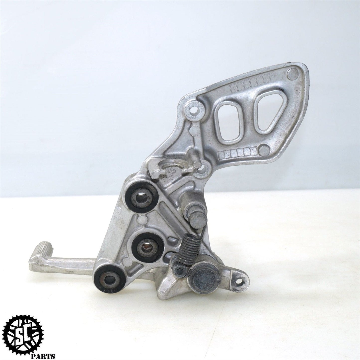 01 - 07 SUZUKI HAYABUSA RIGHT REARSET BRAKE PEDAL FOOT PEG BRACKET S09 - SALVAGECYCLEPARTS