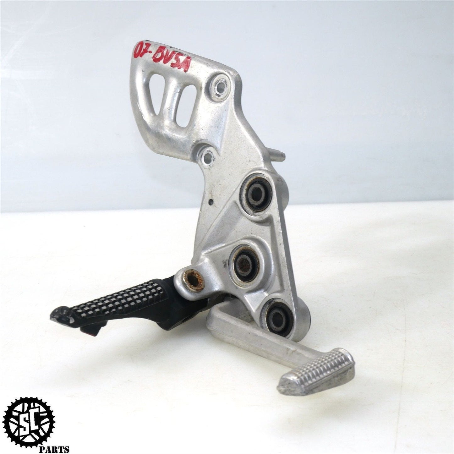 01 - 07 SUZUKI HAYABUSA RIGHT REARSET BRAKE PEDAL FOOT PEG BRACKET S09 - SALVAGECYCLEPARTS