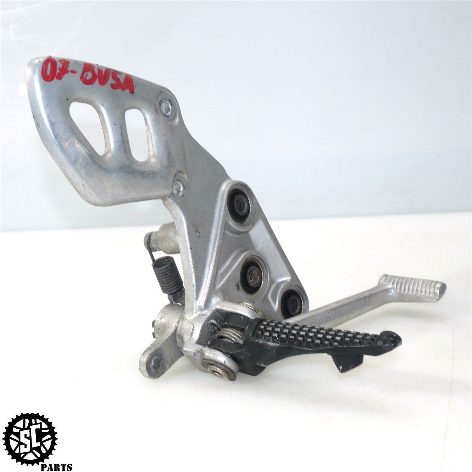 01 - 07 SUZUKI HAYABUSA RIGHT REARSET BRAKE PEDAL FOOT PEG BRACKET S09 - SALVAGECYCLEPARTS