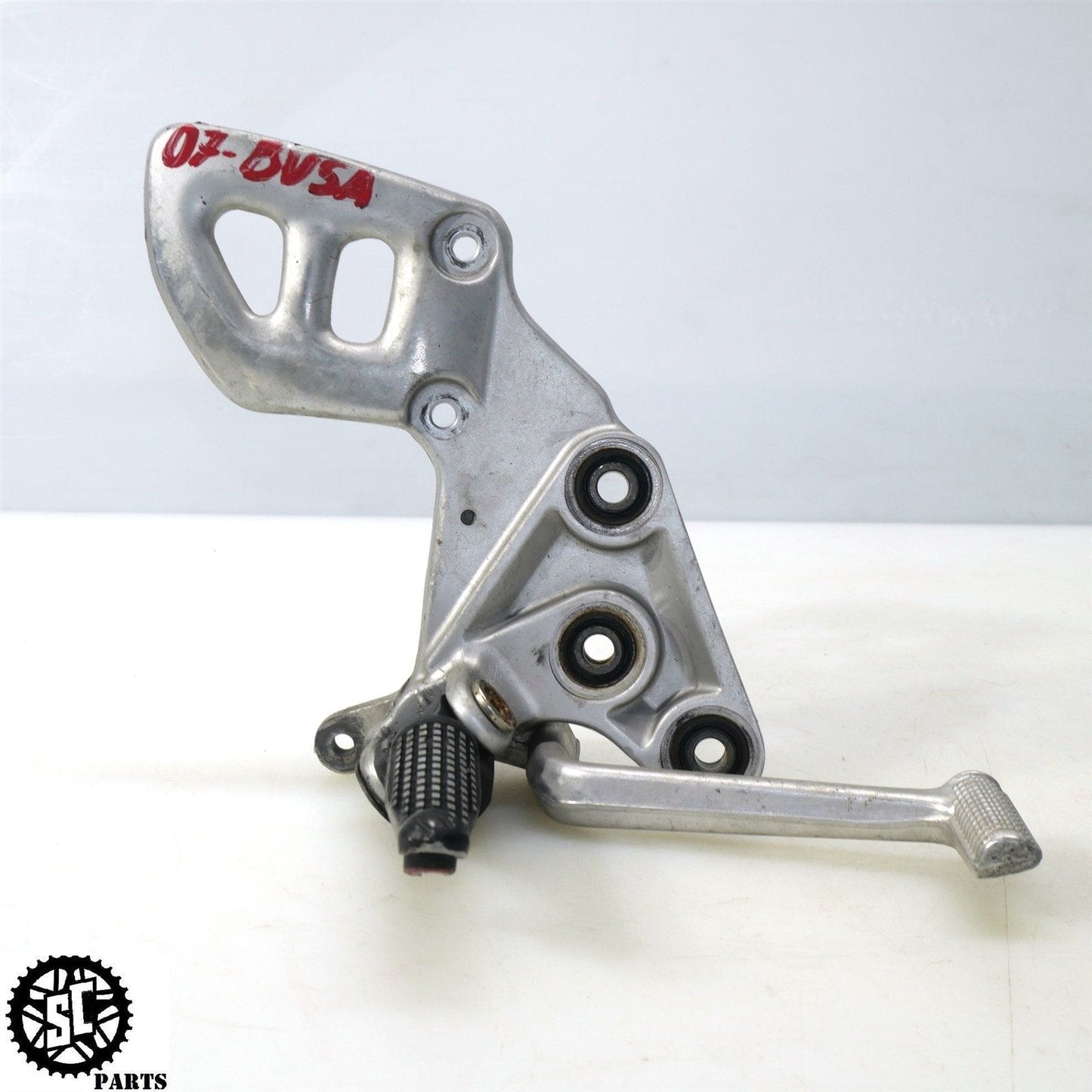 01 - 07 SUZUKI HAYABUSA RIGHT REARSET BRAKE PEDAL FOOT PEG BRACKET S09 - SALVAGECYCLEPARTS