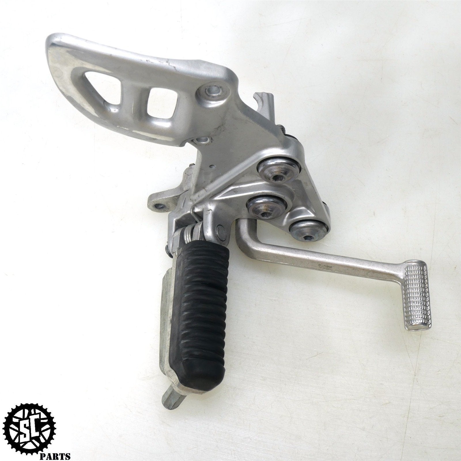 01 - 07 SUZUKI HAYABUSA RIGHT REARSET FRONT FOOT PEG BRACKET S42 - SALVAGECYCLEPARTS