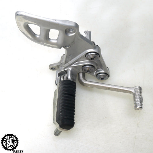 01 - 07 SUZUKI HAYABUSA RIGHT REARSET FRONT FOOT PEG BRACKET S42 - SALVAGECYCLEPARTS