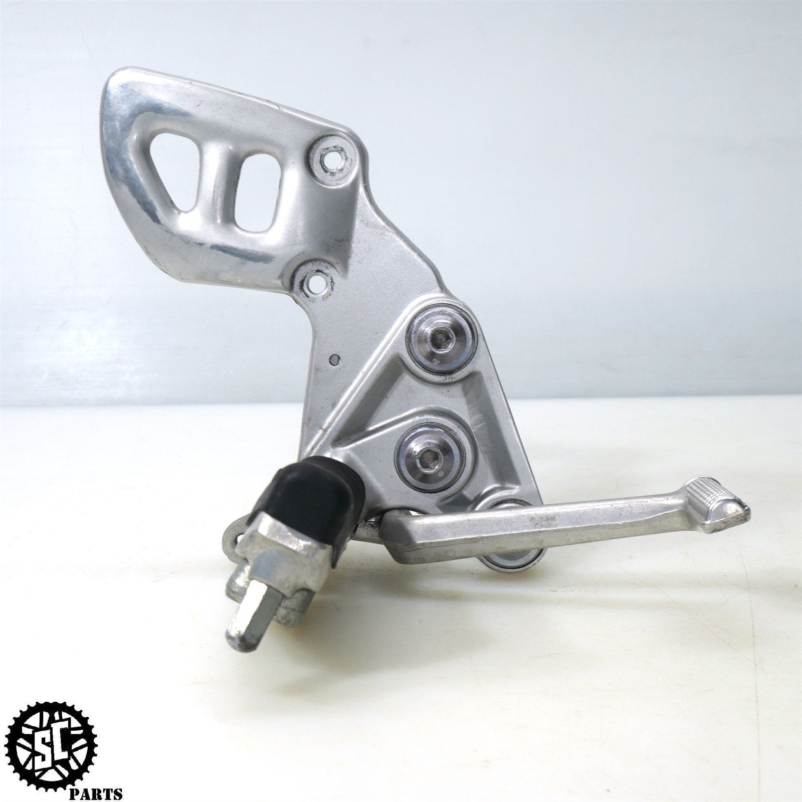 01 - 07 SUZUKI HAYABUSA RIGHT REARSET FRONT FOOT PEG BRACKET S42 - SALVAGECYCLEPARTS