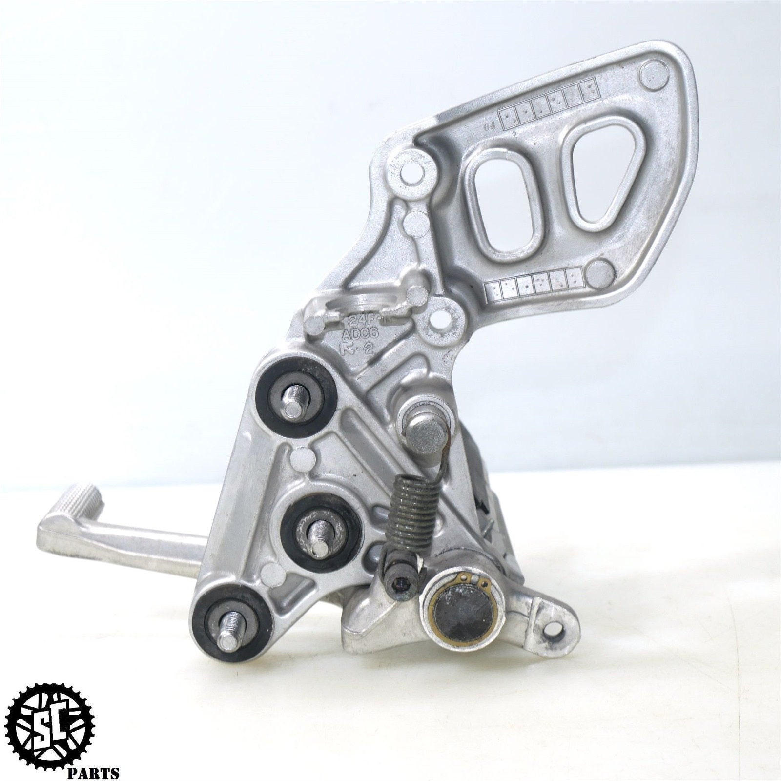 01 - 07 SUZUKI HAYABUSA RIGHT REARSET FRONT FOOT PEG BRACKET S42 - SALVAGECYCLEPARTS