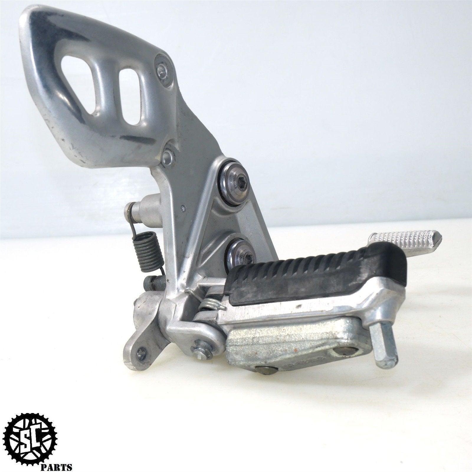 01 - 07 SUZUKI HAYABUSA RIGHT REARSET FRONT FOOT PEG BRACKET S42 - SALVAGECYCLEPARTS