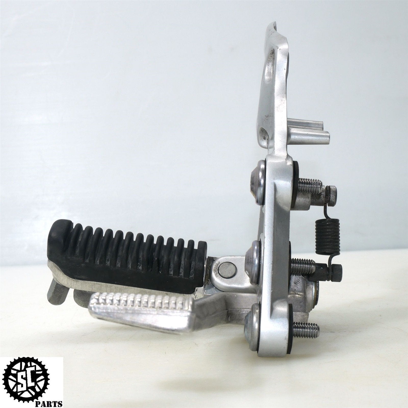 01 - 07 SUZUKI HAYABUSA RIGHT REARSET FRONT FOOT PEG BRACKET S42 - SALVAGECYCLEPARTS