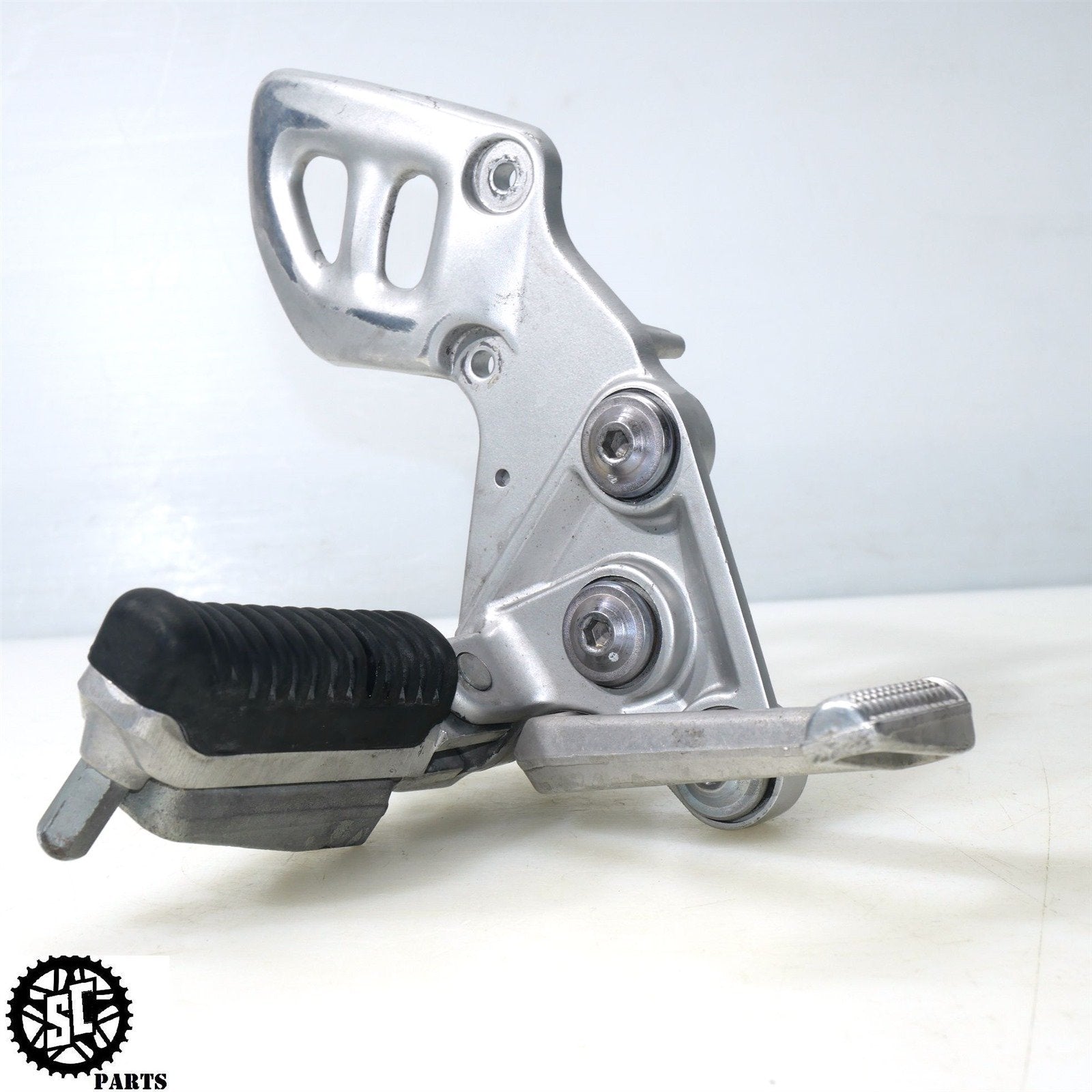 01 - 07 SUZUKI HAYABUSA RIGHT REARSET FRONT FOOT PEG BRACKET S42 - SALVAGECYCLEPARTS