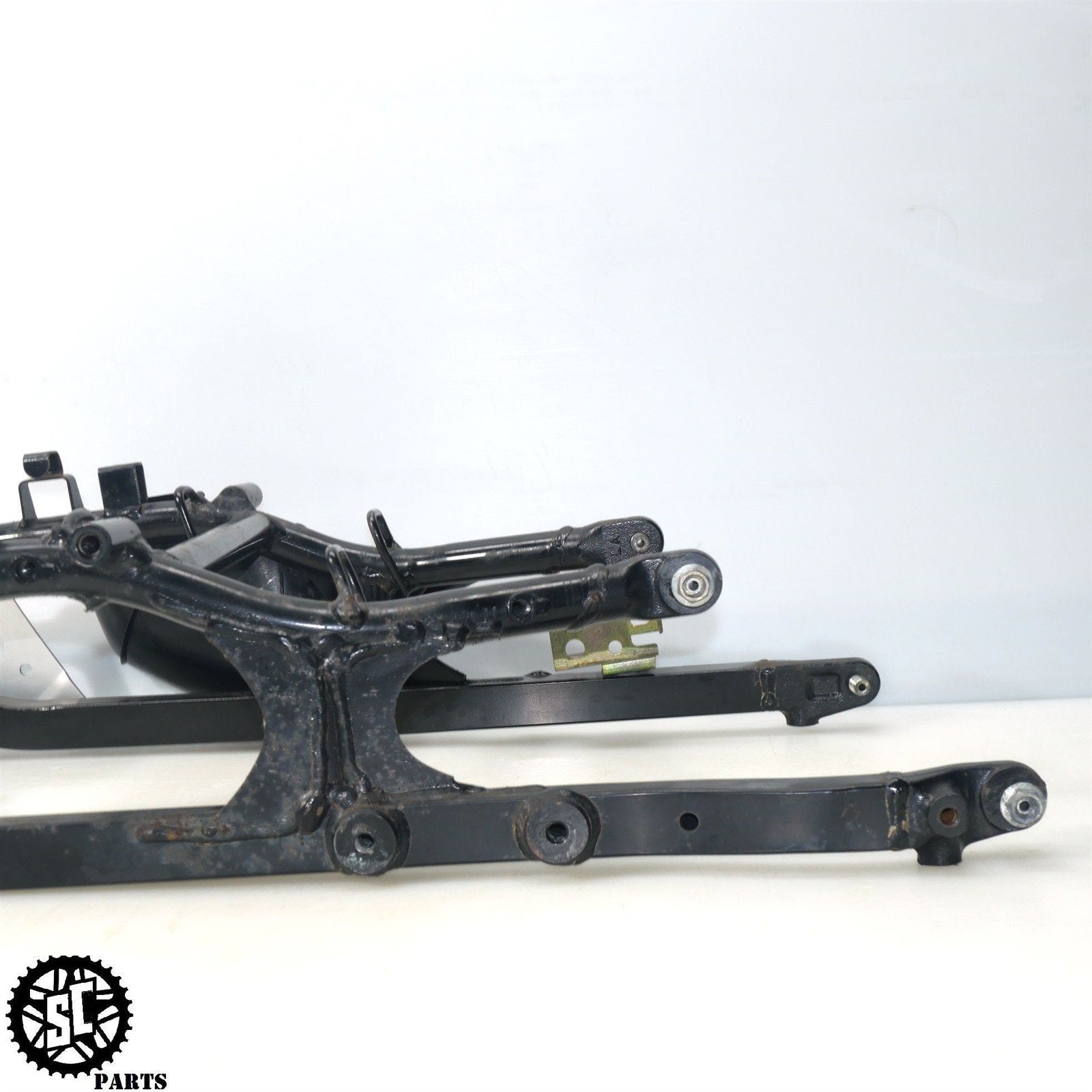 01 - 07 SUZUKI HAYABUSA SUBFRAME REAR FRAME 45280 - 24F00 SEAT CABLE S31 - SALVAGECYCLEPARTS