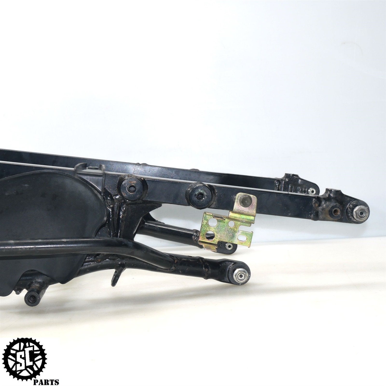 01 - 07 SUZUKI HAYABUSA SUBFRAME REAR FRAME 45280 - 24F00 SEAT CABLE S31 - SALVAGECYCLEPARTS