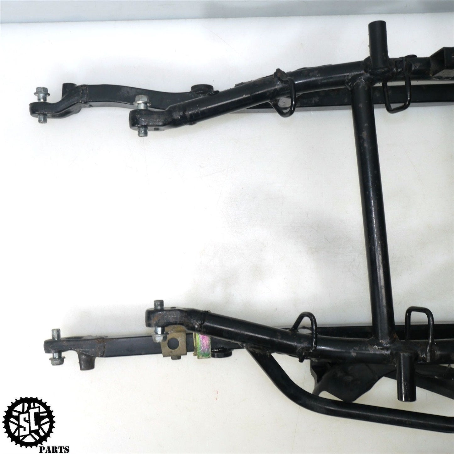 01 - 07 SUZUKI HAYABUSA SUBFRAME REAR FRAME 45280 - 24F00 SEAT CABLE S31 - SALVAGECYCLEPARTS