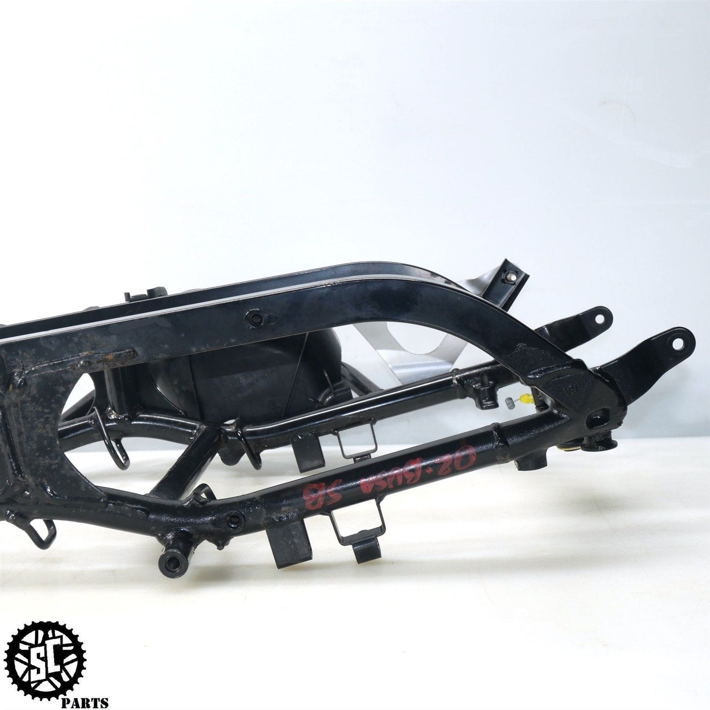 01 - 07 SUZUKI HAYABUSA SUBFRAME REAR FRAME 45280 - 24F00 SEAT CABLE S31 - SALVAGECYCLEPARTS