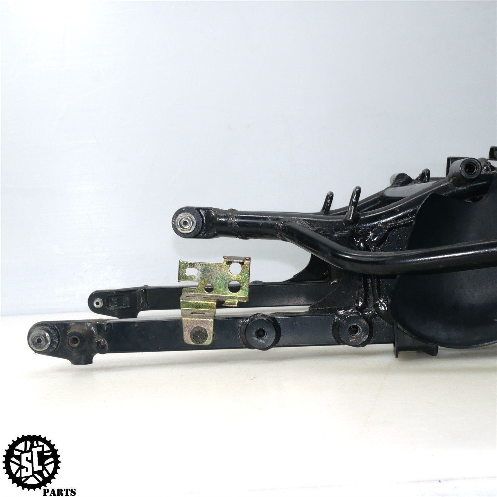 01 - 07 SUZUKI HAYABUSA SUBFRAME REAR FRAME 45280 - 24F00 SEAT CABLE S31 - SALVAGECYCLEPARTS