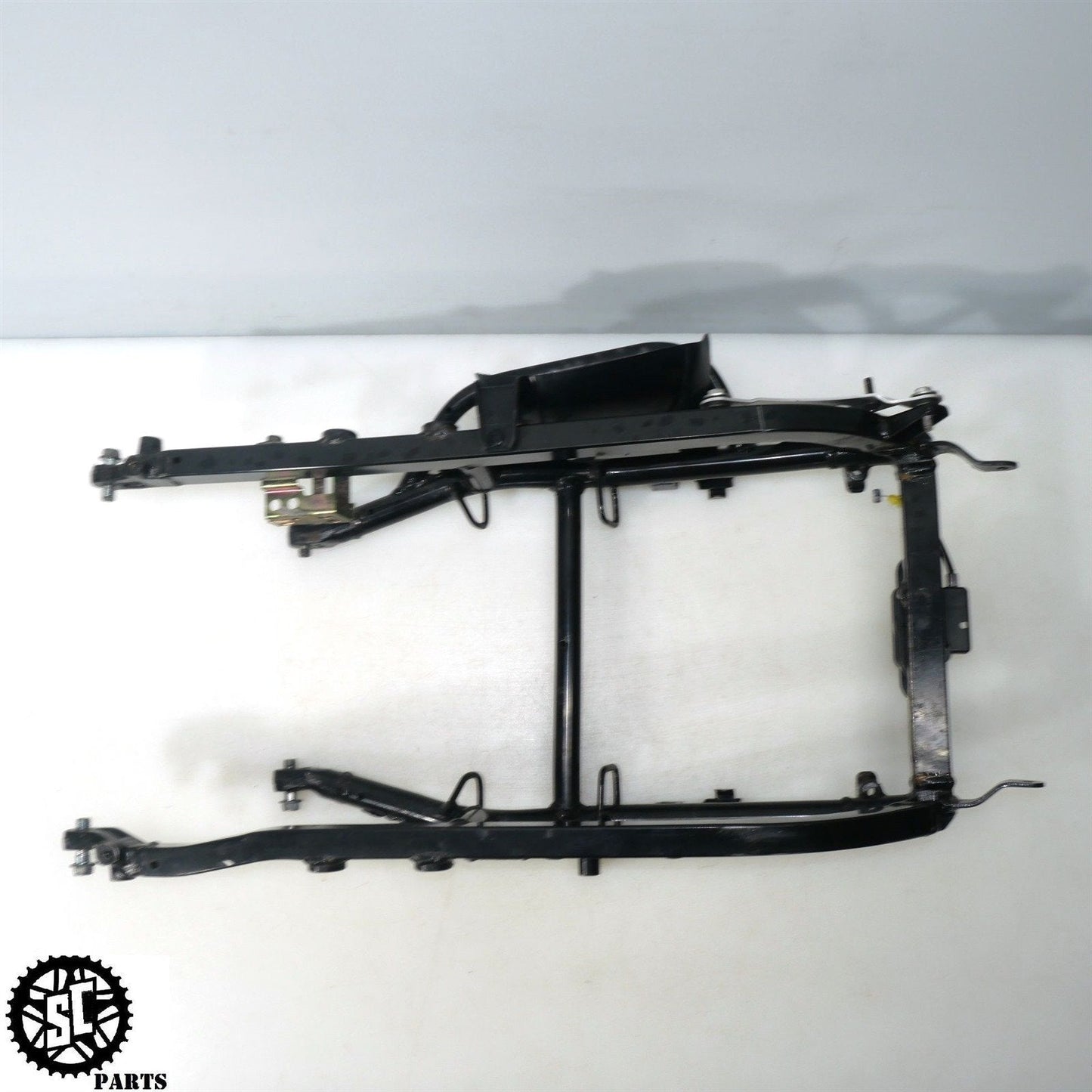 01 - 07 SUZUKI HAYABUSA SUBFRAME REAR FRAME 45280 - 24F00 SEAT CABLE S31 - SALVAGECYCLEPARTS