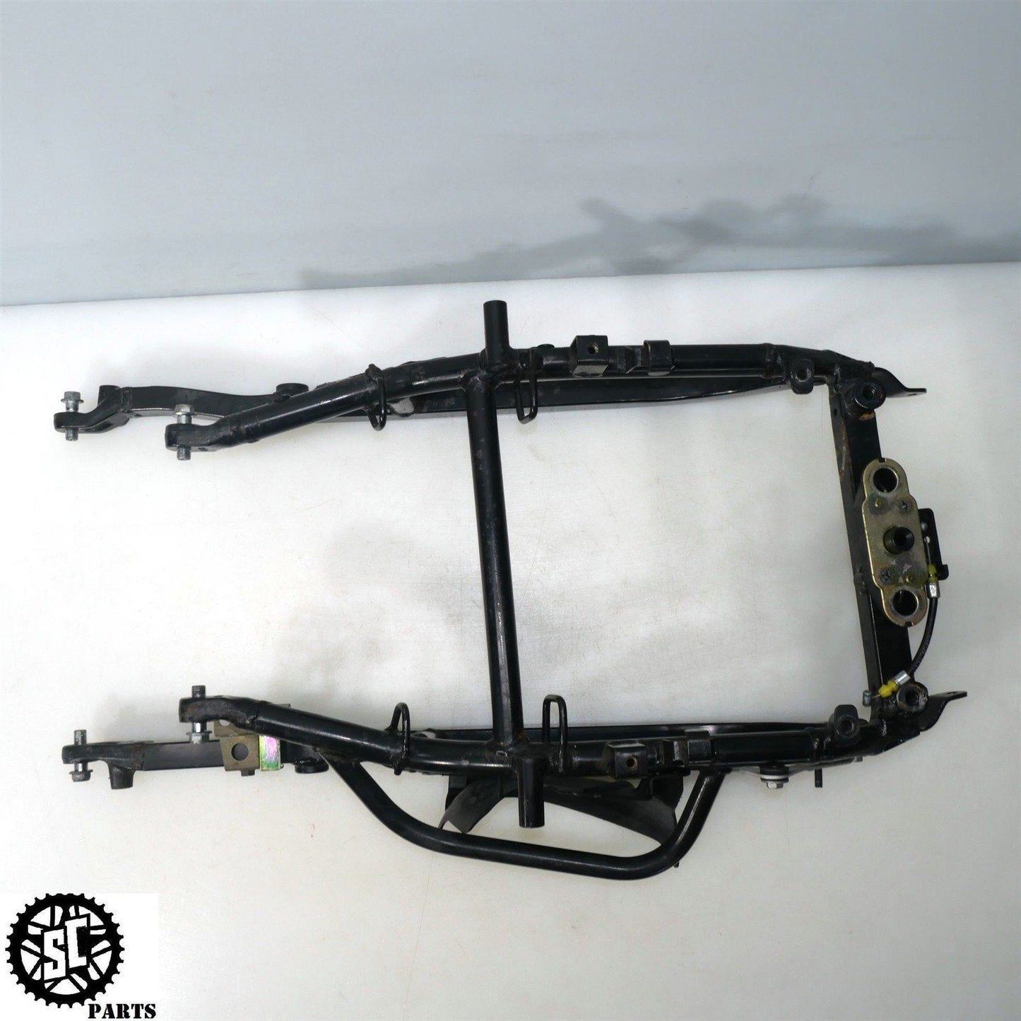 01 - 07 SUZUKI HAYABUSA SUBFRAME REAR FRAME 45280 - 24F00 SEAT CABLE S31 - SALVAGECYCLEPARTS