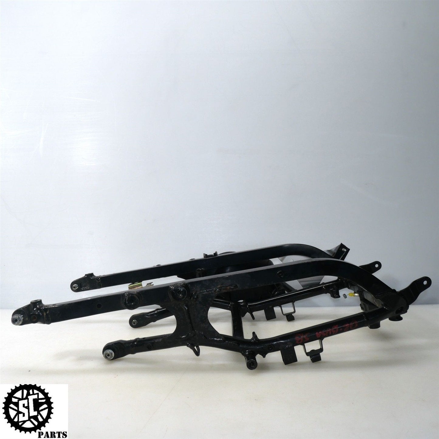 01 - 07 SUZUKI HAYABUSA SUBFRAME REAR FRAME 45280 - 24F00 SEAT CABLE S31 - SALVAGECYCLEPARTS