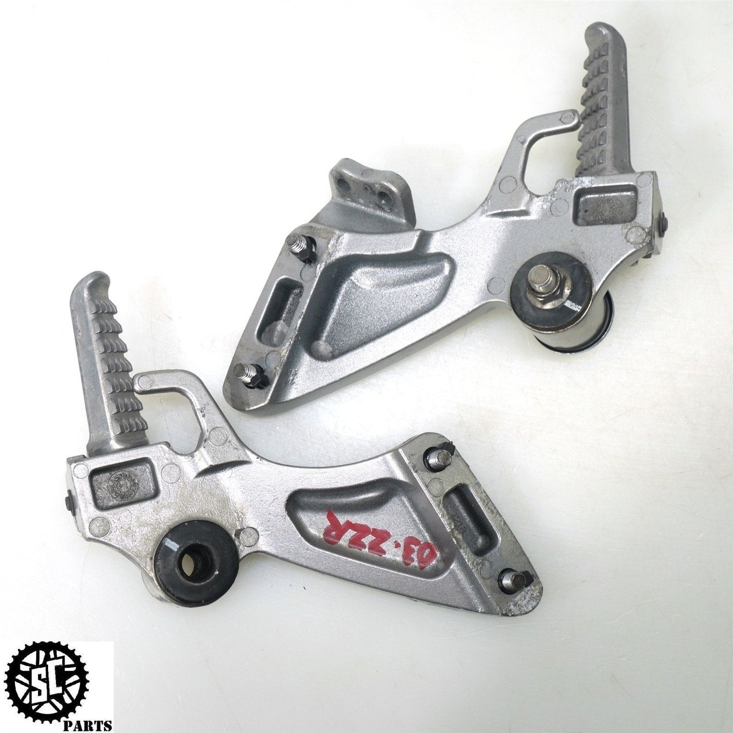 02 - 05 KAWASAKI ZZR1200 REAR PASSENGER FOOT PEGS K59 - SALVAGECYCLEPARTS