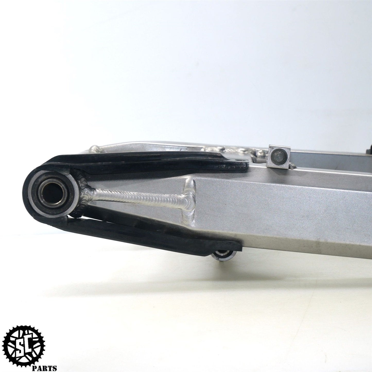 02 - 05 KAWASAKI ZZR1200 SWINGARM K59 - SALVAGECYCLEPARTS