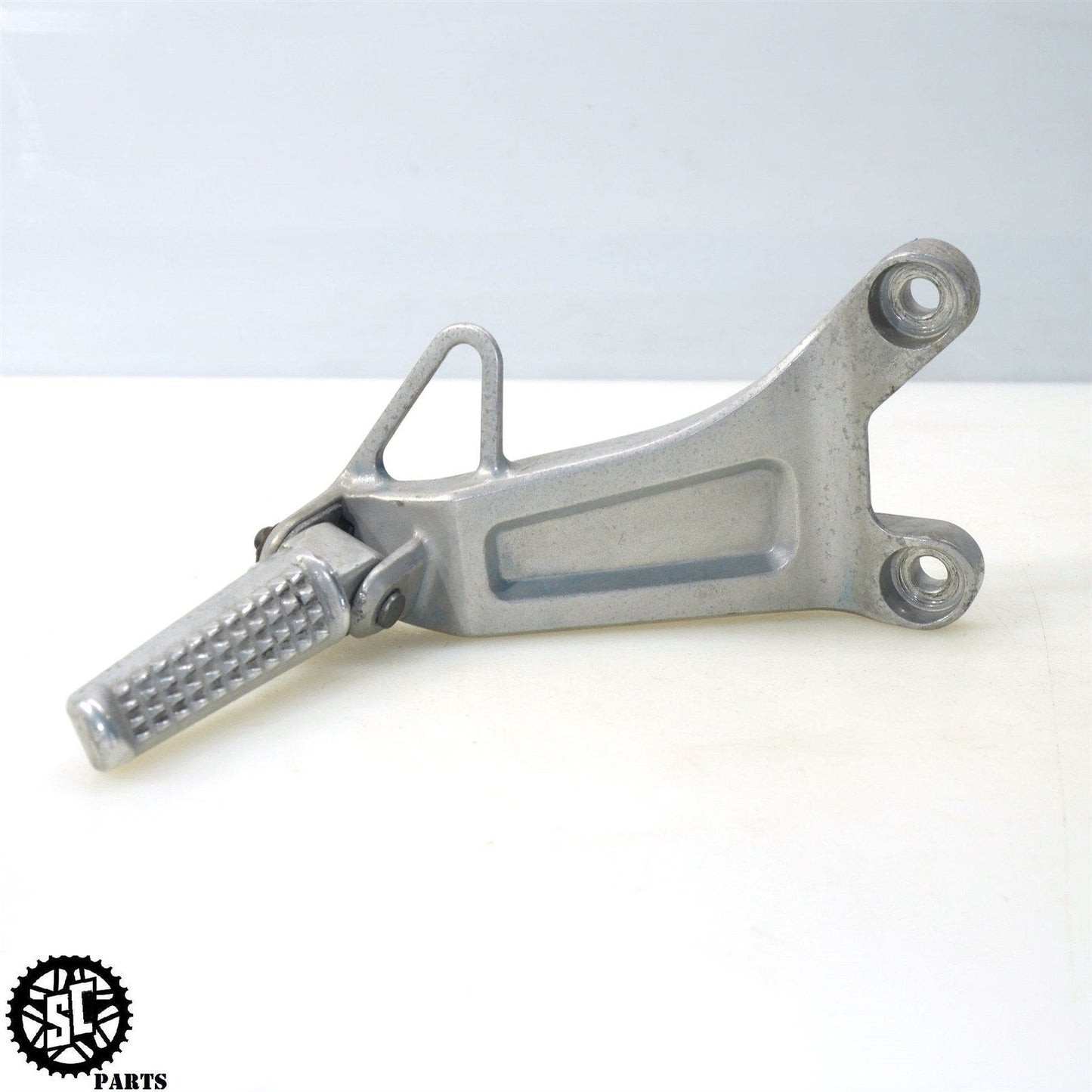 03 04 HONDA CBR600RR REAR PASSENGER FOOT PEG BRACKET H43 - SALVAGECYCLEPARTS