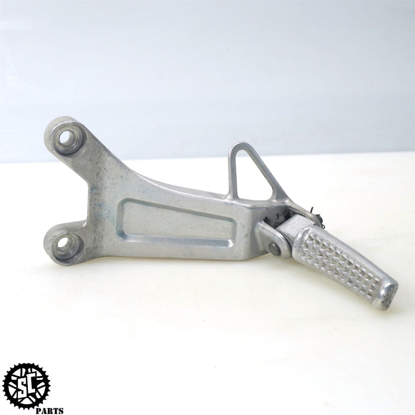 03 04 HONDA CBR600RR REAR PASSENGER FOOT PEG BRACKET H43 - SALVAGECYCLEPARTS