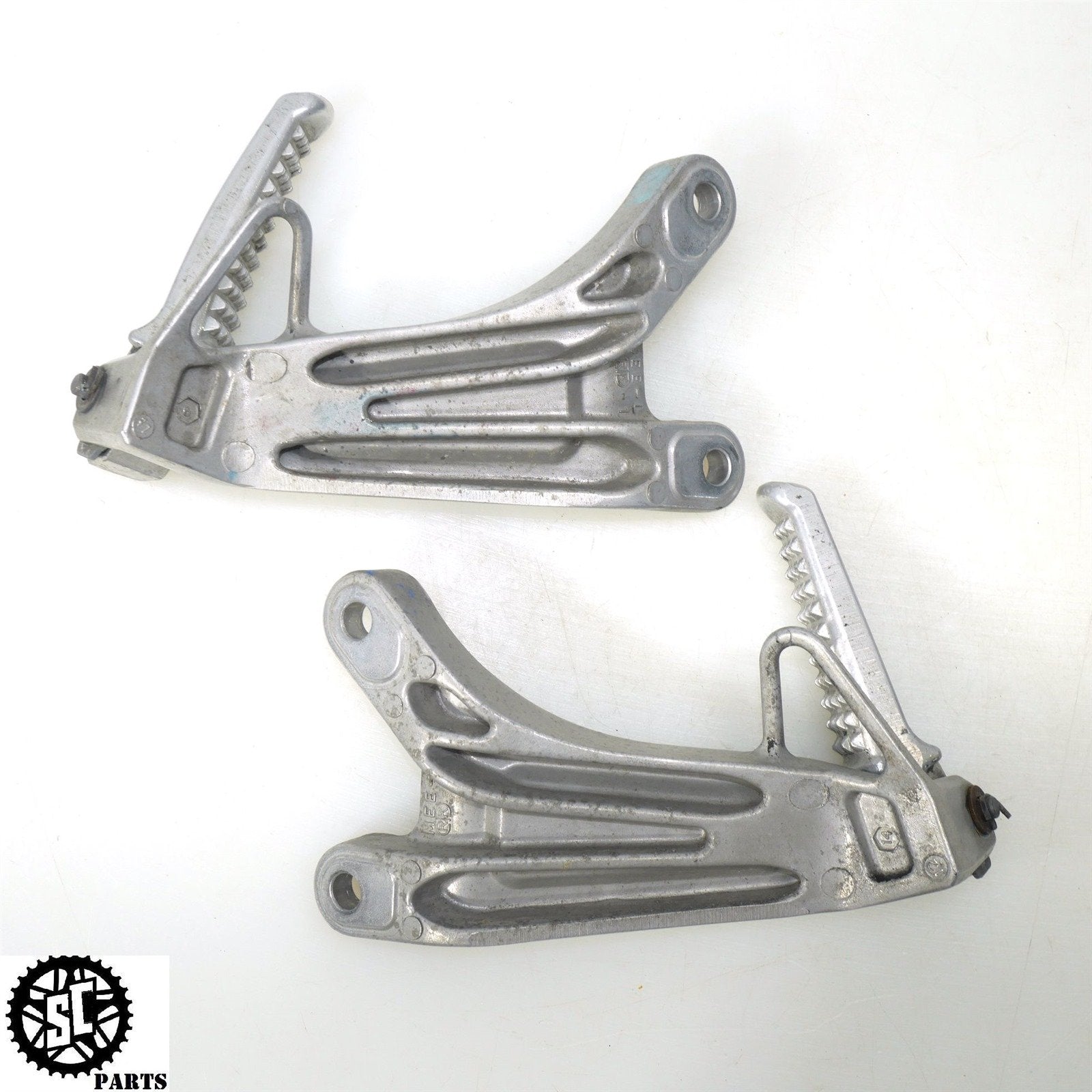 03 04 HONDA CBR600RR REAR PASSENGER FOOT PEG BRACKET H43 - SALVAGECYCLEPARTS