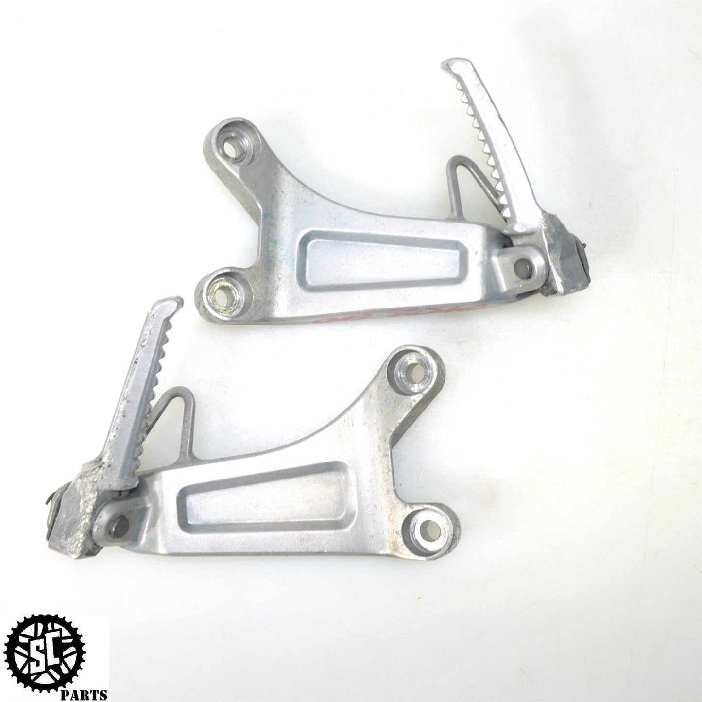 03 04 HONDA CBR600RR REAR PASSENGER FOOT PEG BRACKET H43 - SALVAGECYCLEPARTS