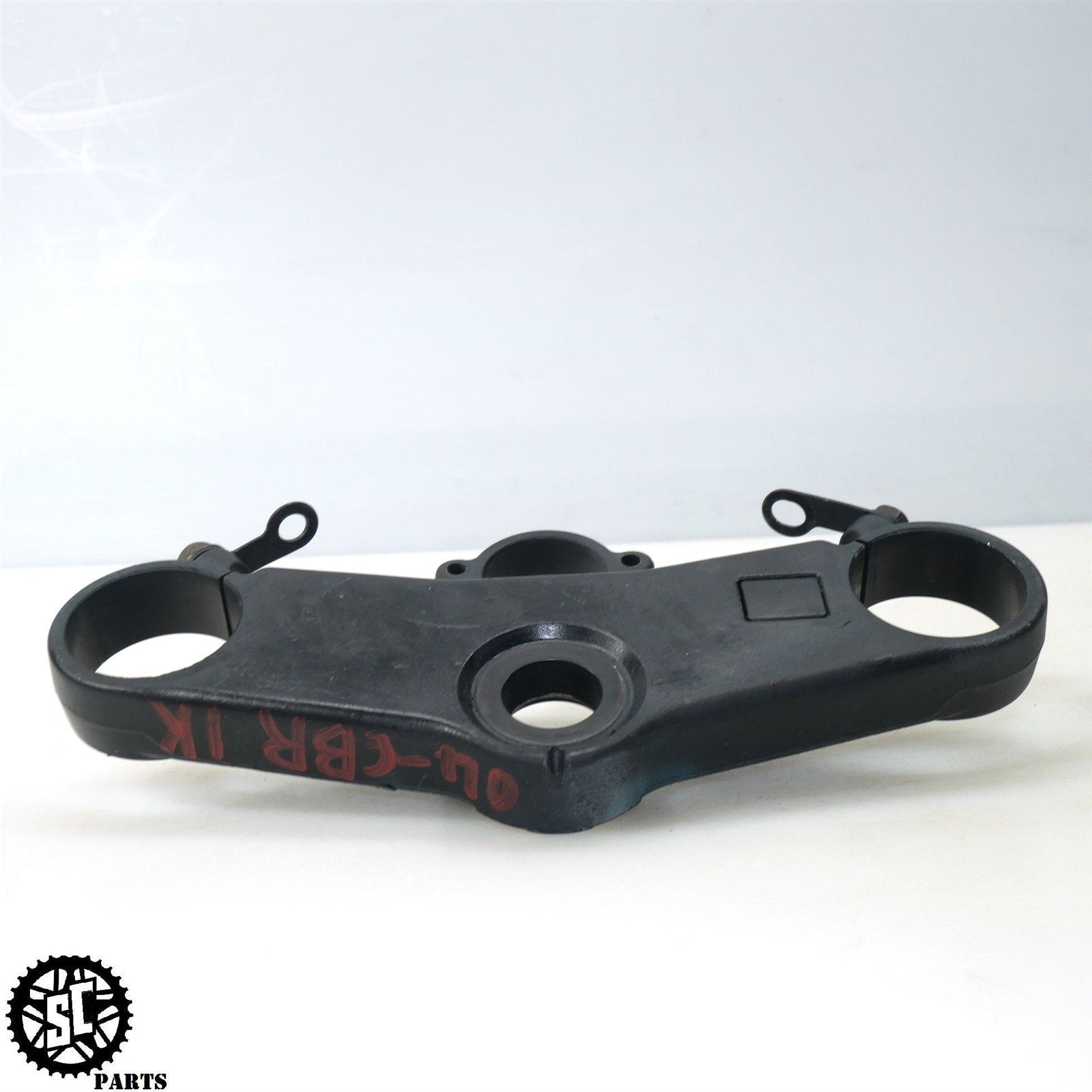 03 04 HONDA CBR600RR UPPER TRIPLE TREE TOP CLAMP H43 - SALVAGECYCLEPARTS