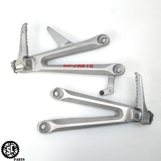 04 - 05 2005 HONDA CBR1000RR PASSENGER REAR FOOT PEG LEFT RIGHT H19 - SALVAGECYCLEPARTS