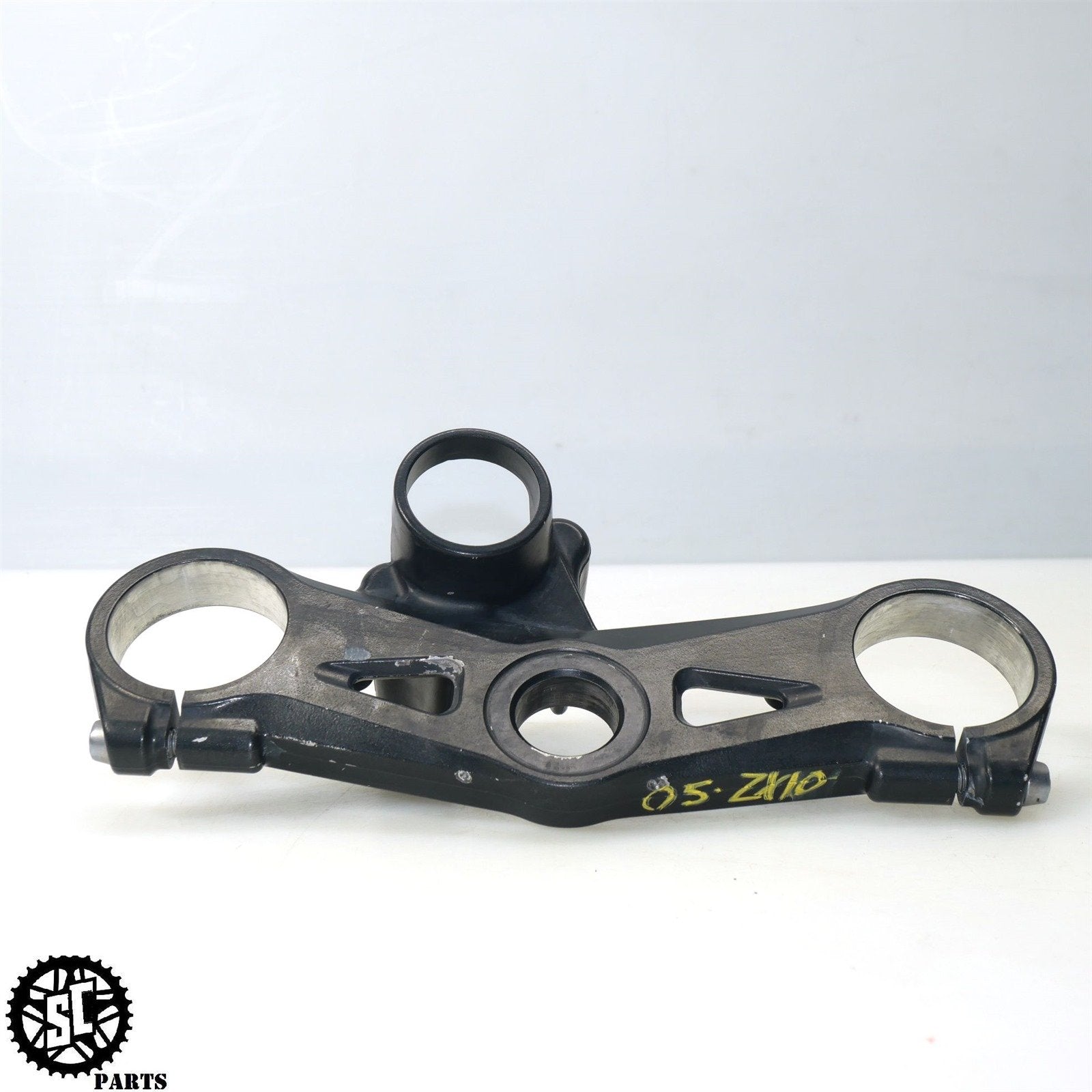 04 - 05 KAWASAKI NINJA ZX10R UPPER TRIPLE TREE CLAMP 44039 - 0005 K68 - SALVAGECYCLEPARTS