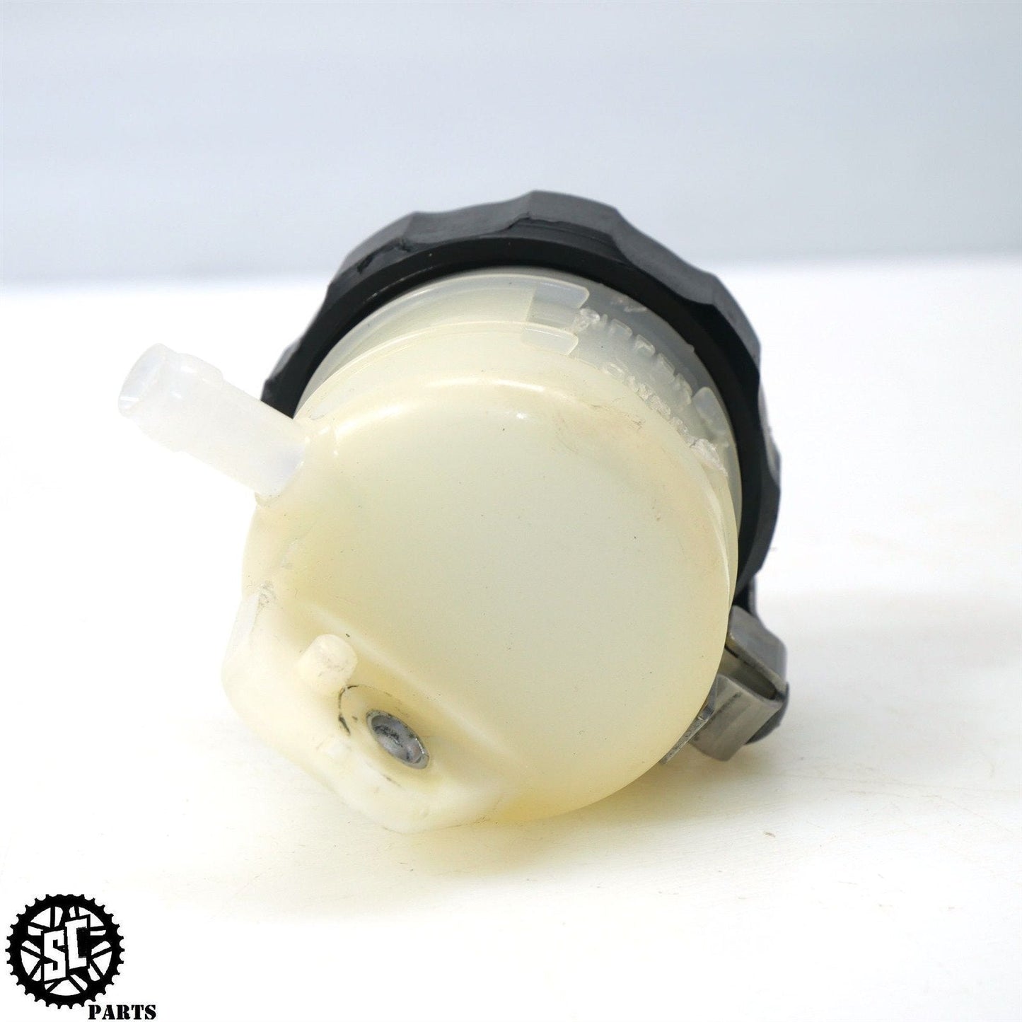 04 - 05 SUZUKI GSXR 600 750 FRONT BRAKE FLUID TANK RESERVOIR S60 - SALVAGECYCLEPARTS