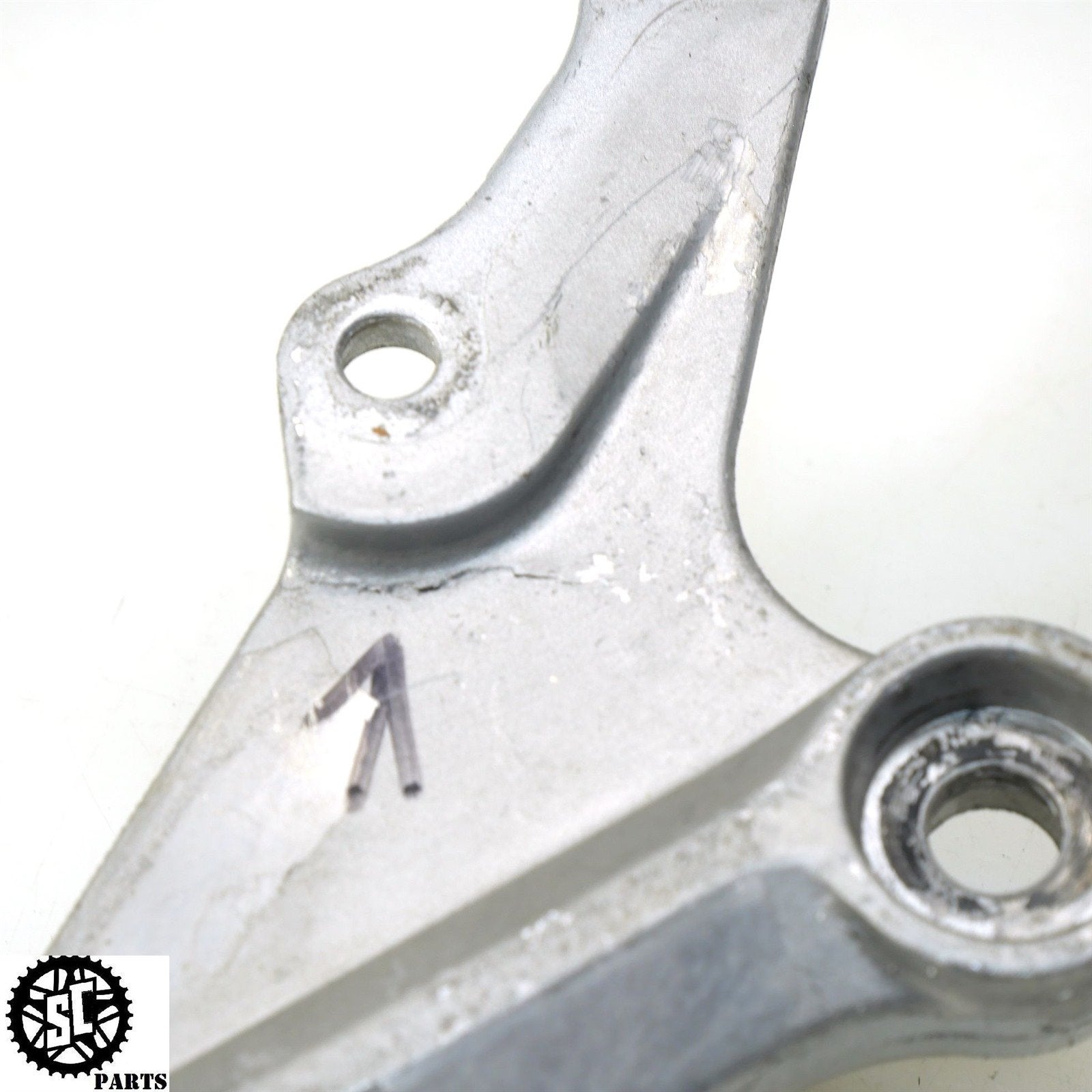 04 05 SUZUKI GSXR 600 750 LEFT REARSET FRONT FOOT PEG BRACKET S17 - SALVAGECYCLEPARTS