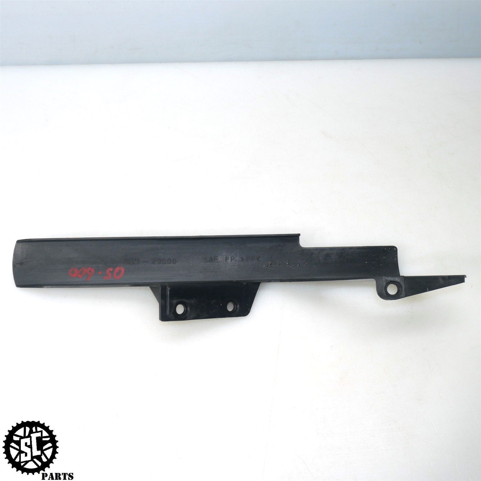 04 05 SUZUKI GSXR 600 CHAIN GUARD S33 - SALVAGECYCLEPARTS