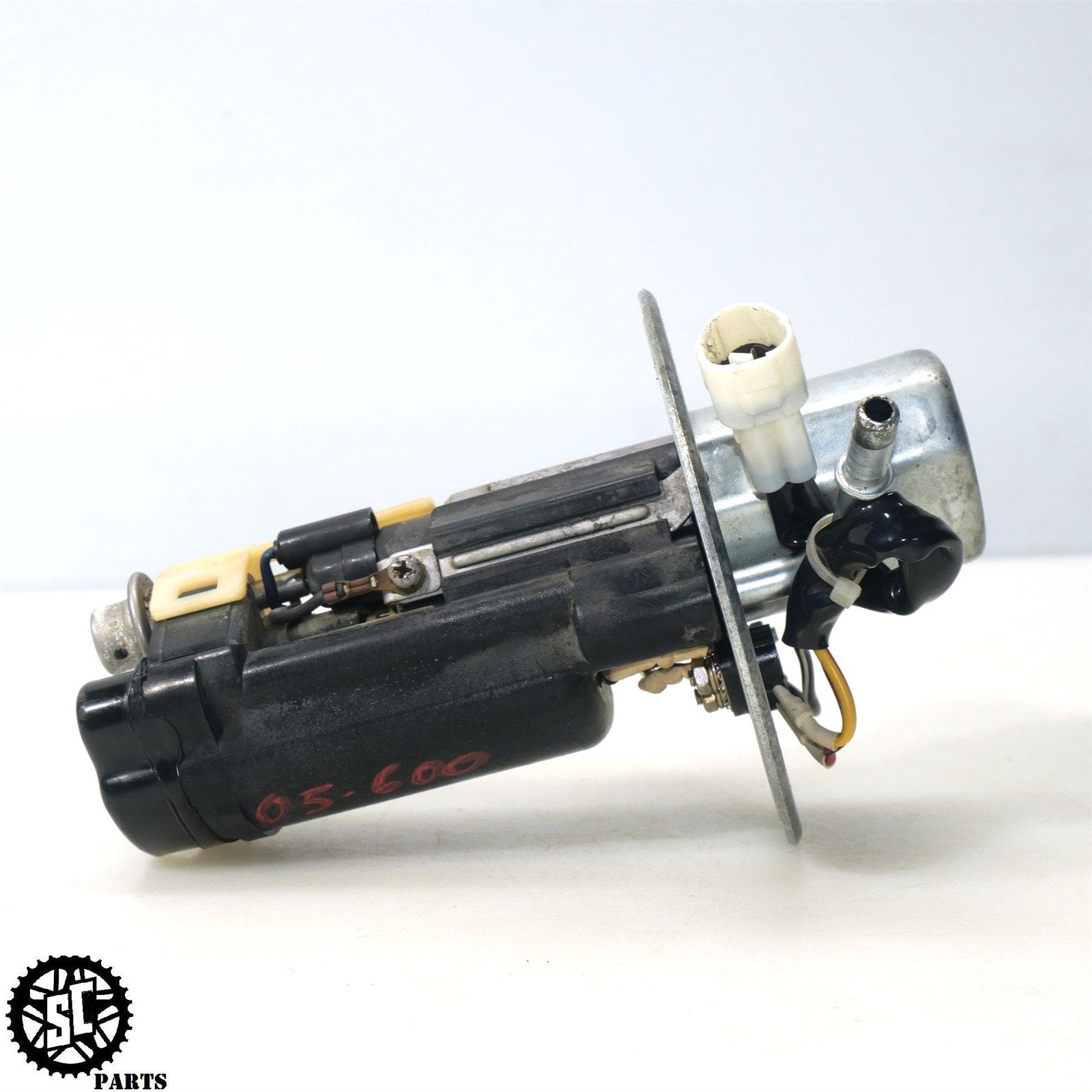04 05 SUZUKI GSXR 600 FUEL PUMP 15100-29G00 S33 – SALVAGECYCLEPARTS