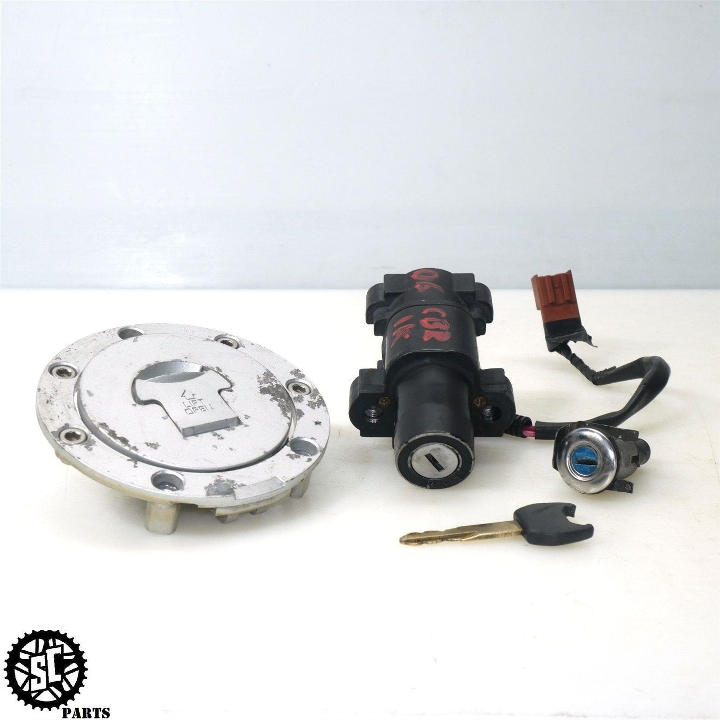 04 - 07 HONDA CBR1000RR LOCK SET IGNITION SWITCH H32 - SALVAGECYCLEPARTS