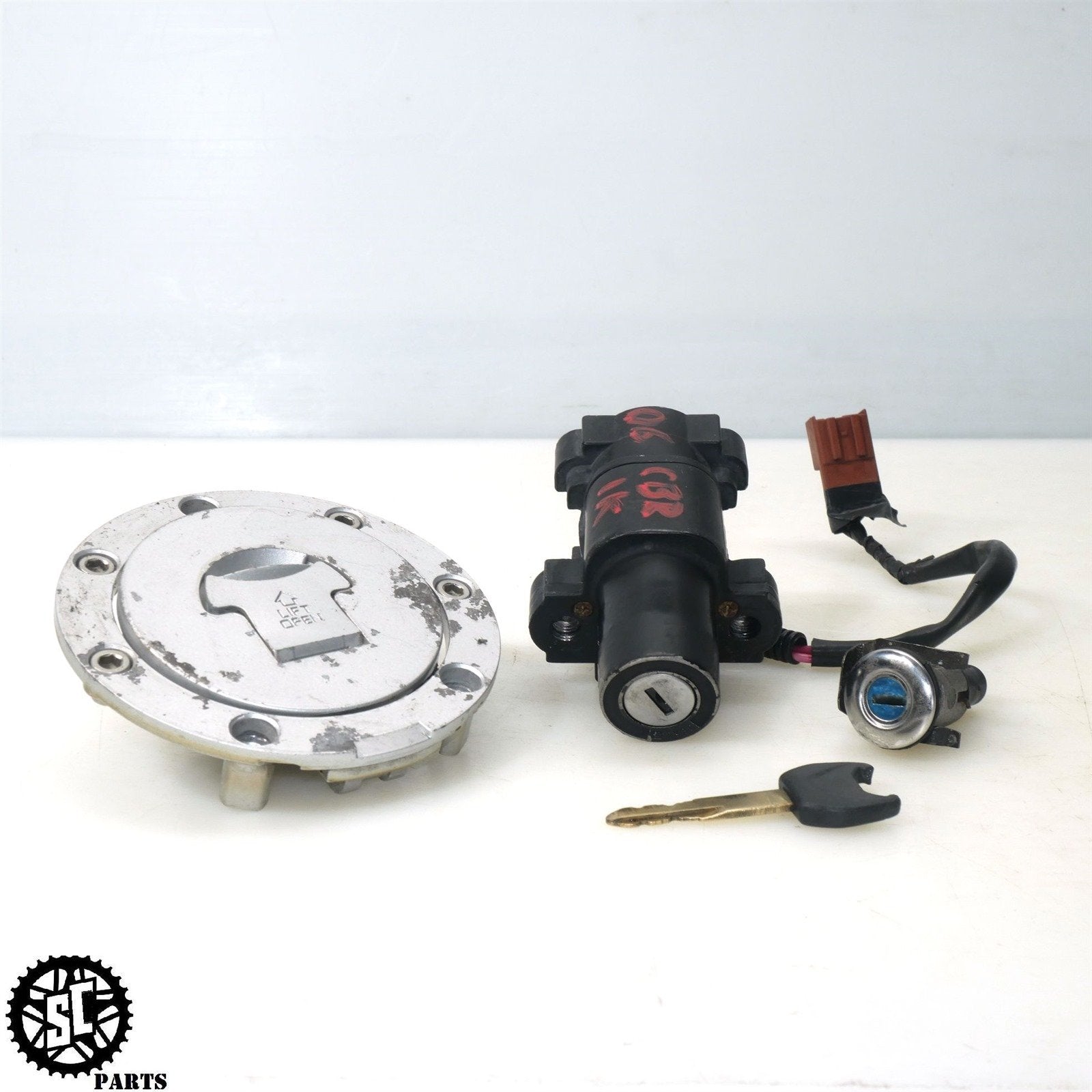 04 - 07 HONDA CBR1000RR LOCK SET IGNITION SWITCH H32 - SALVAGECYCLEPARTS