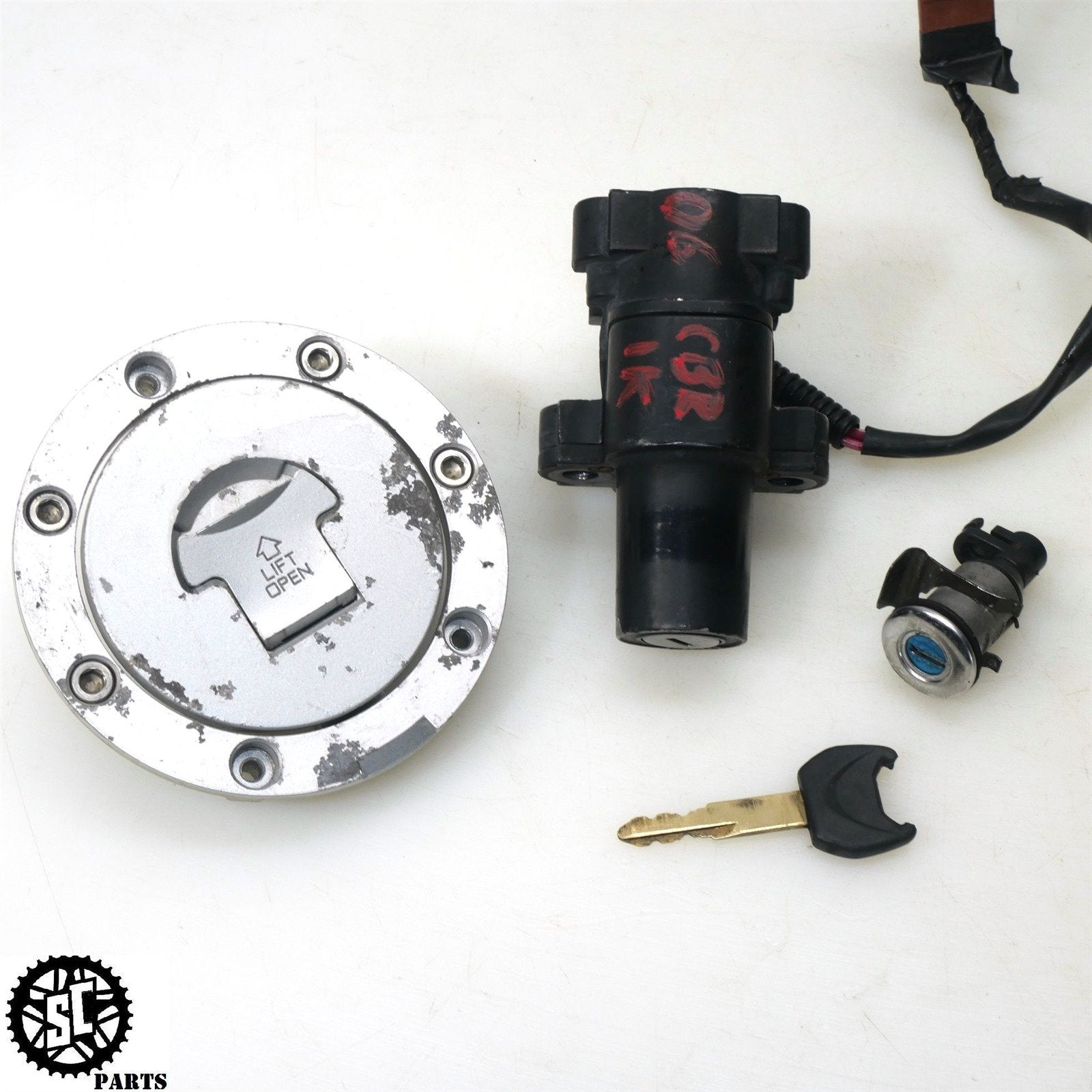 04 - 07 HONDA CBR1000RR LOCK SET IGNITION SWITCH H32 - SALVAGECYCLEPARTS