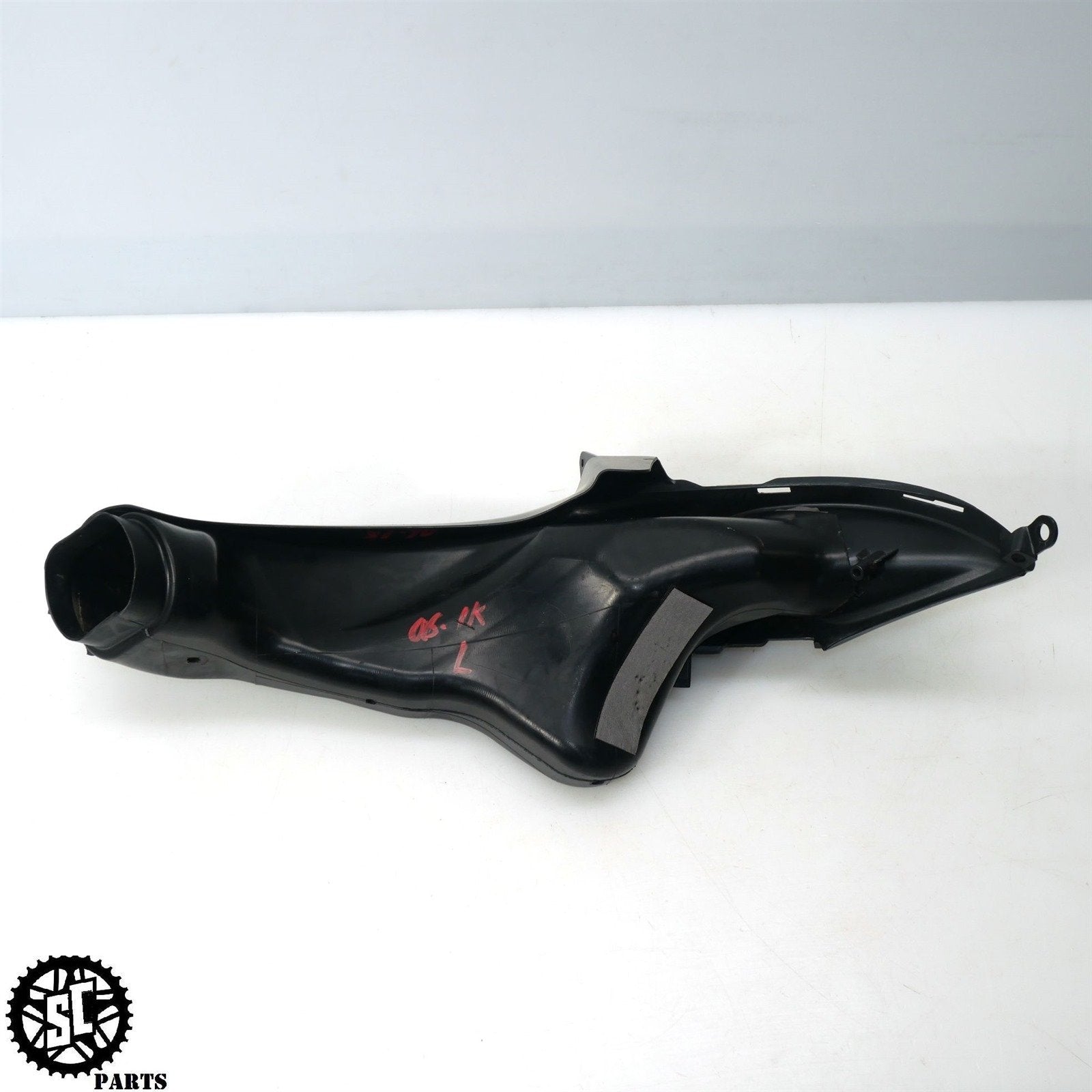 05 06 2005 SUZUKI GSXR1000 LEFT AIR TUBE COVER INTAKE FAIRING S66 - SALVAGECYCLEPARTS