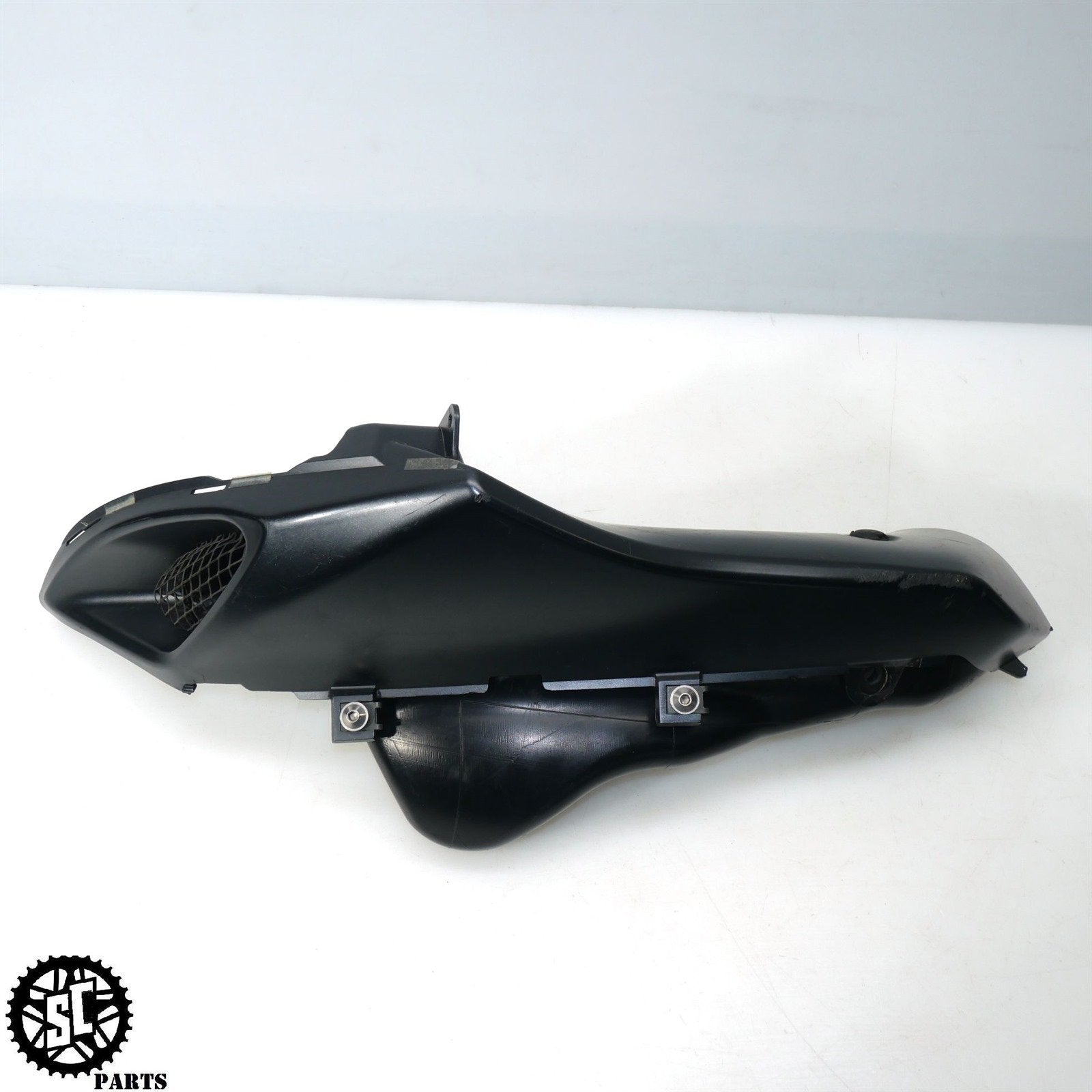 05 06 2005 SUZUKI GSXR1000 LEFT AIR TUBE COVER INTAKE FAIRING S66 - SALVAGECYCLEPARTS