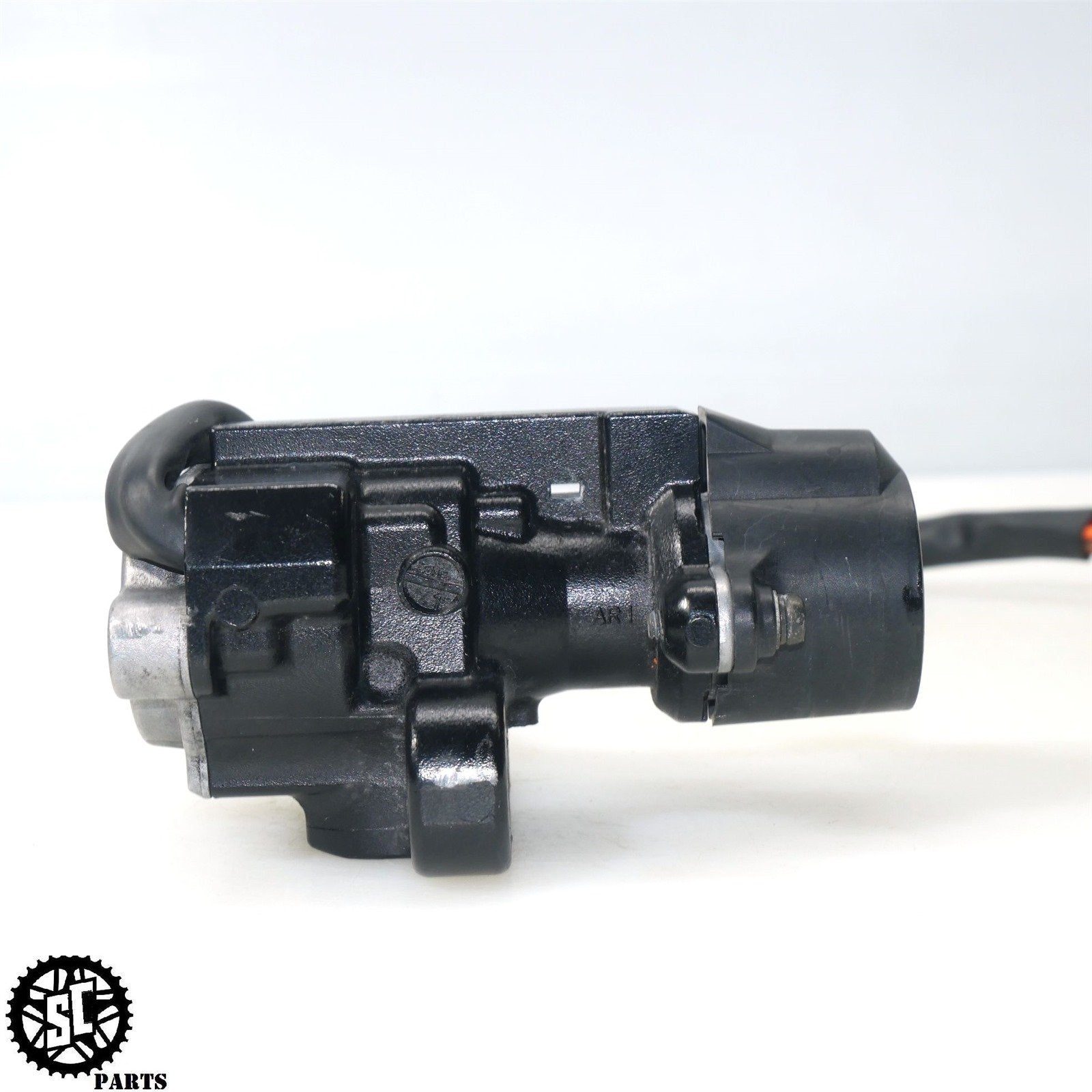 05 06 SUZUKI GSXR 1000 LOCKSET IGNITION SWITCH S68 – SALVAGECYCLEPARTS