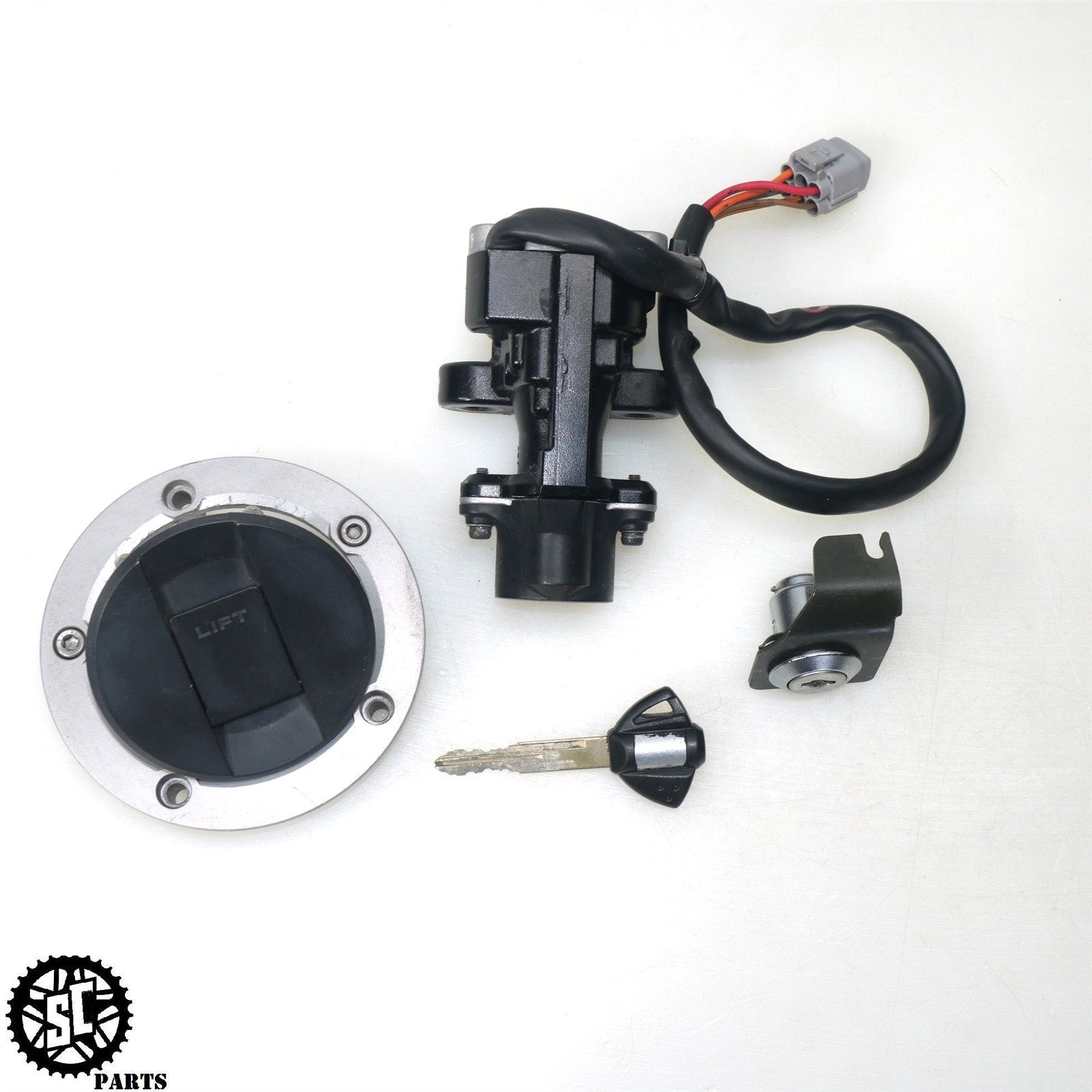 05 06 SUZUKI GSXR 1000 LOCKSET IGNITION SWITCH S68 – SALVAGECYCLEPARTS